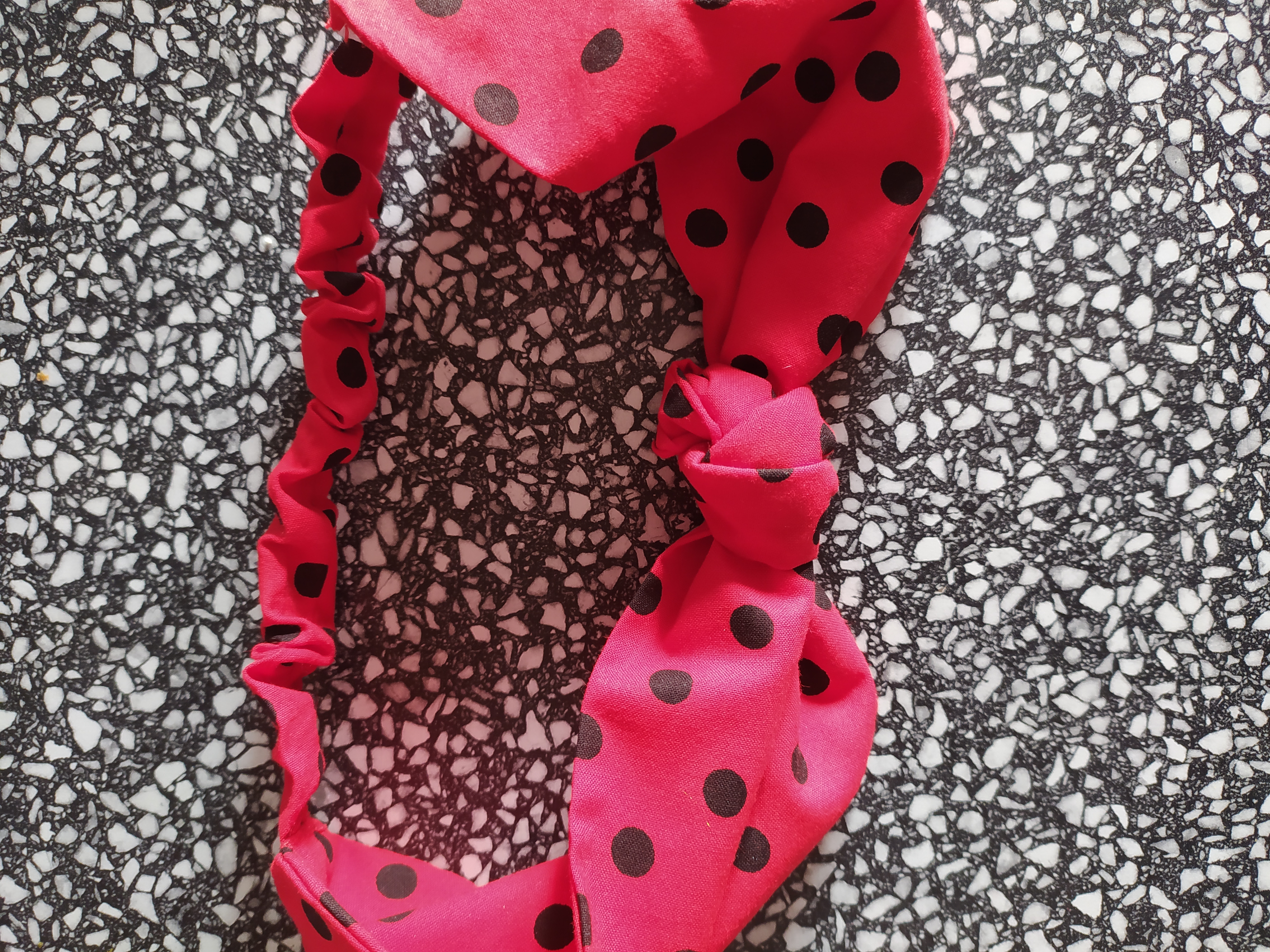 Čelenka na gumičku černé puntíky na červené