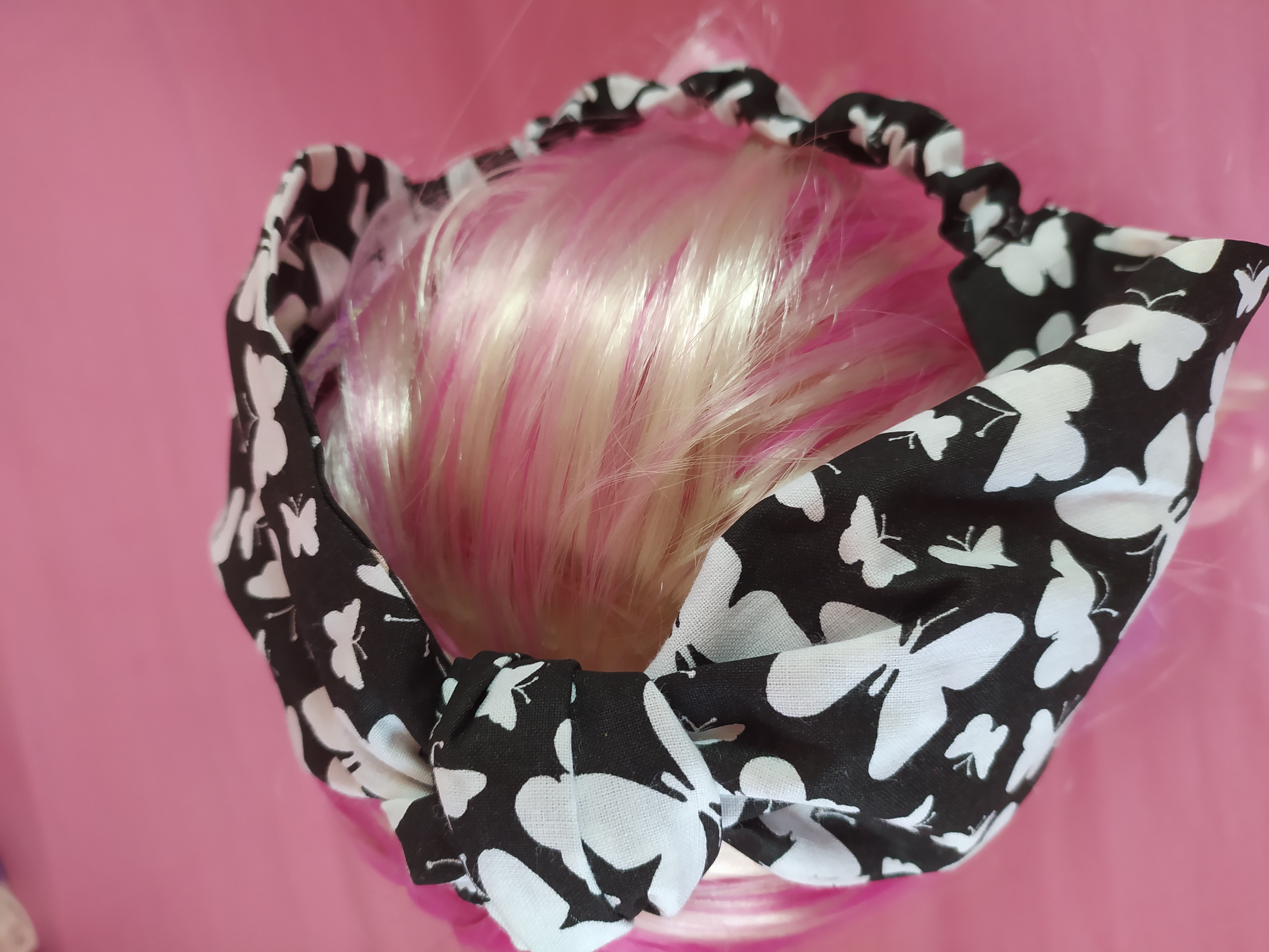 Čelenka na gumičku bílí motýlci na černém podkladu