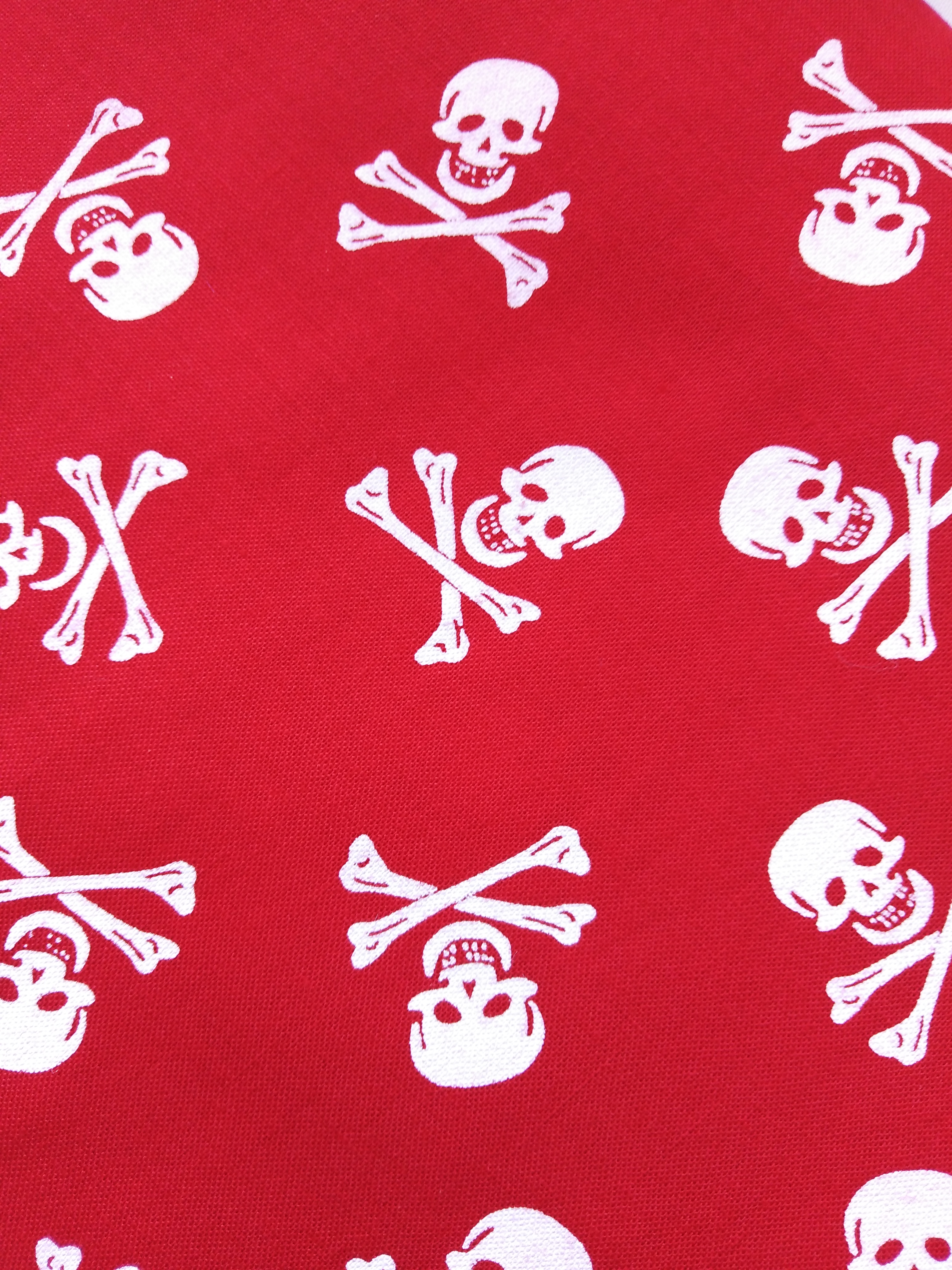 Bavlněný šátek 65 x 65 cm, lebky červeno bílé