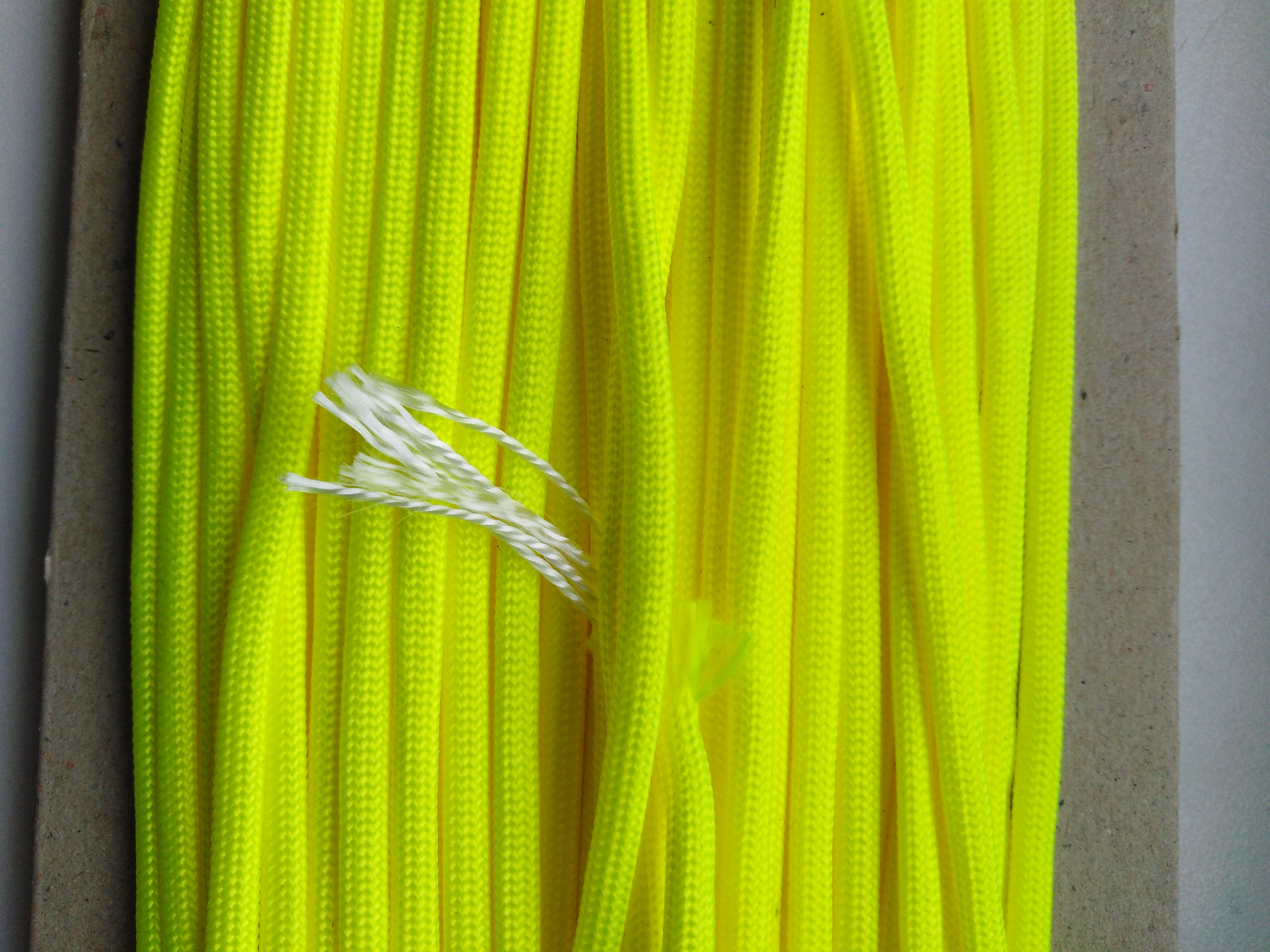 Šňůra Paracord 4-5 mm reflexní žlutá