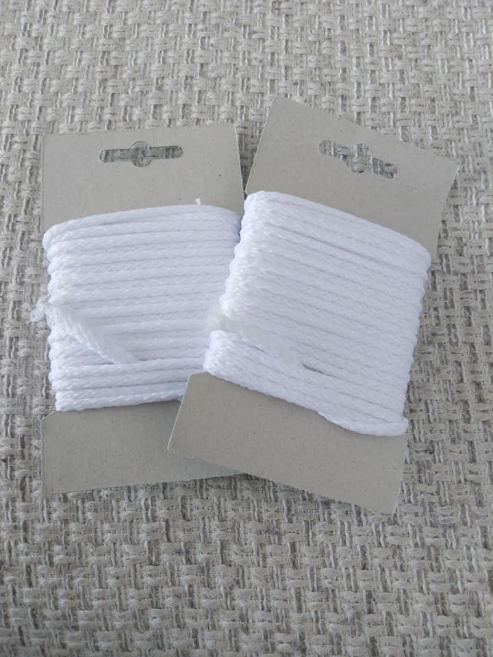 Šňůra oděvní polyesterová 4 mm karta 5 m bílá