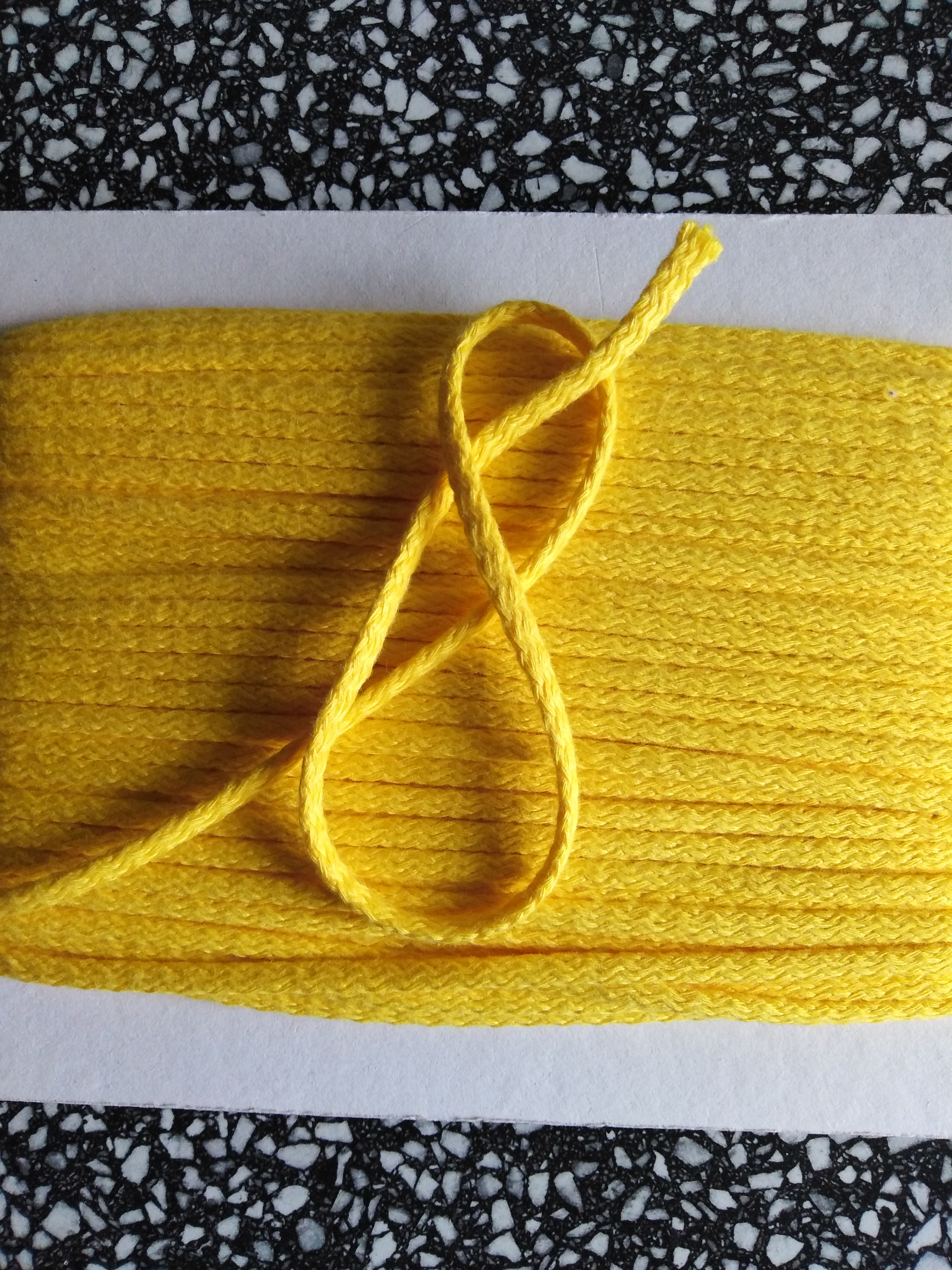 Šňůra oděvní bavlněná 4 mm žlutá