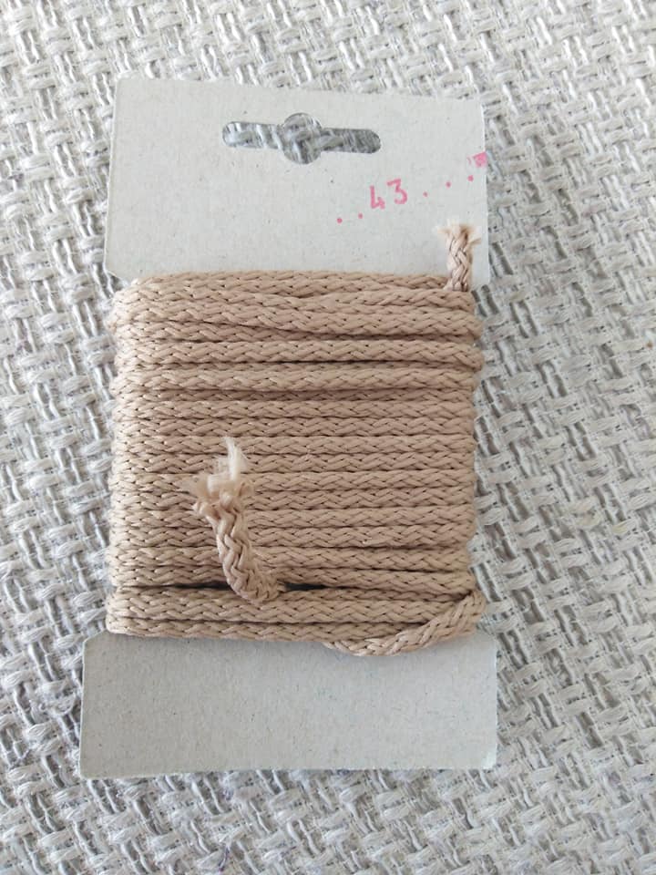 Šňůra oděvní polyesterová 4 mm karta 5 m tmavě béžová