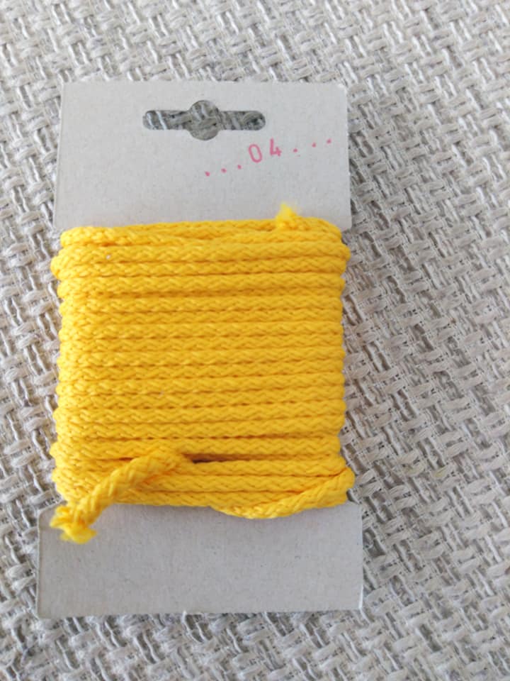 Šňůra oděvní polyesterová 4 mm karta 5 m blatouchová