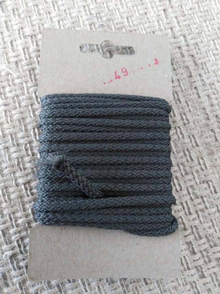 Šňůra oděvní polyesterová 4 mm karta 5 m tmavě šedá