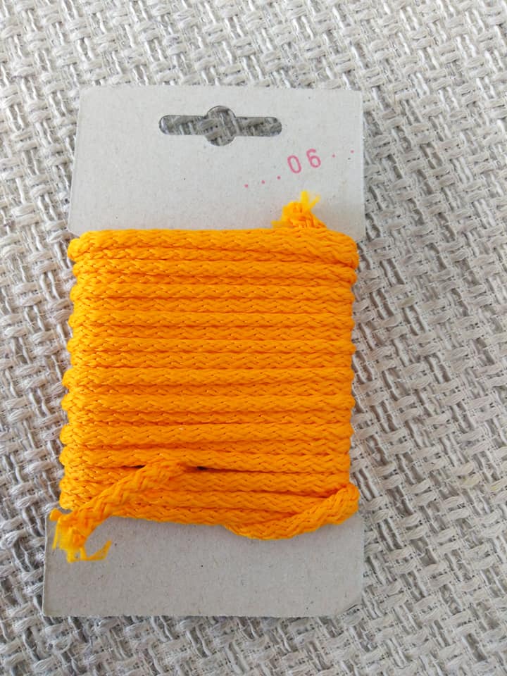 Šňůra oděvní polyesterová 4 mm karta 5 m oranžová