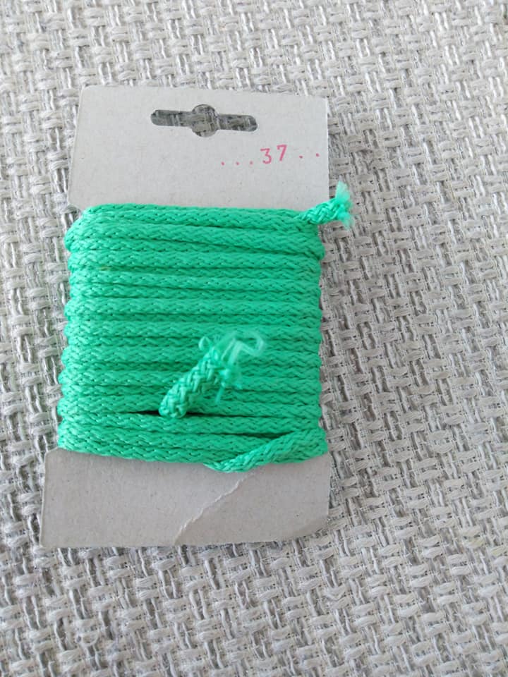 Šňůra oděvní polyesterová 4 mm karta 5 m jablková