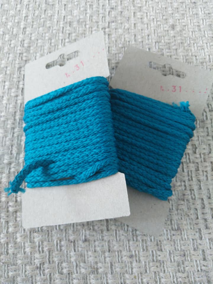 Šňůra oděvní polyesterová 4 mm karta 5 m tmavý tyrkys