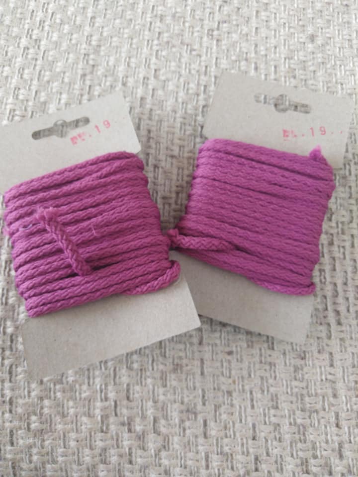 Šňůra oděvní polyesterová 4 mm karta 5 m amarant