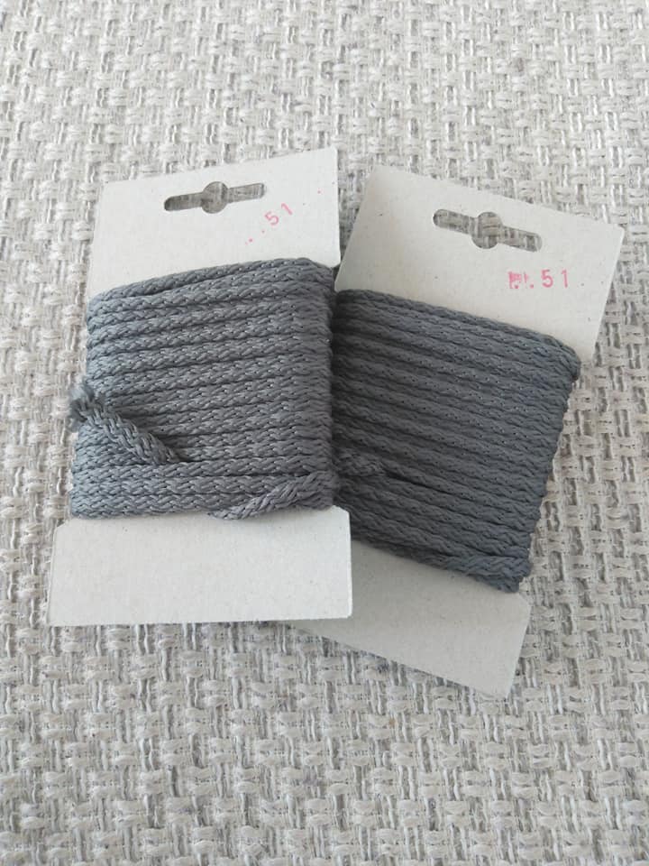 Šňůra oděvní polyesterová 4 mm karta 5 m šedá