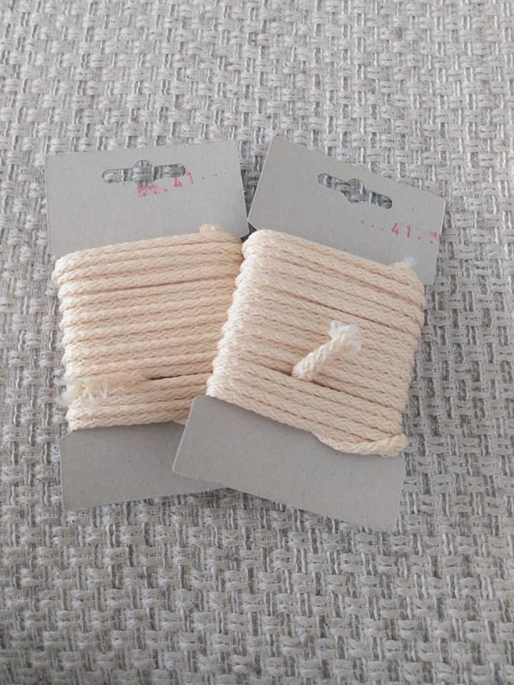 Šňůra oděvní polyesterová 4 mm karta 5 m krémová