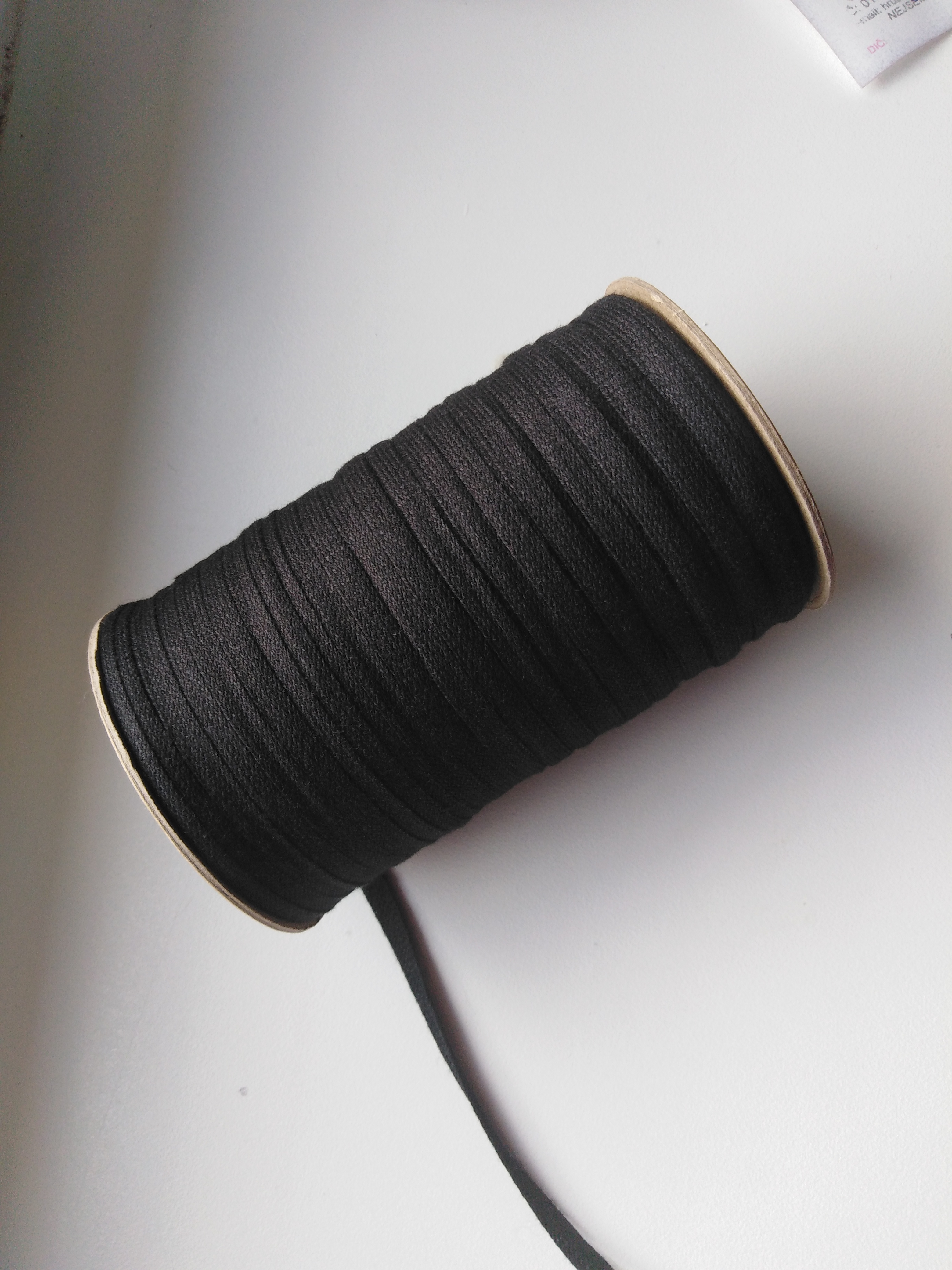 Kojenecká šňůrka - pertle 6 mm černá