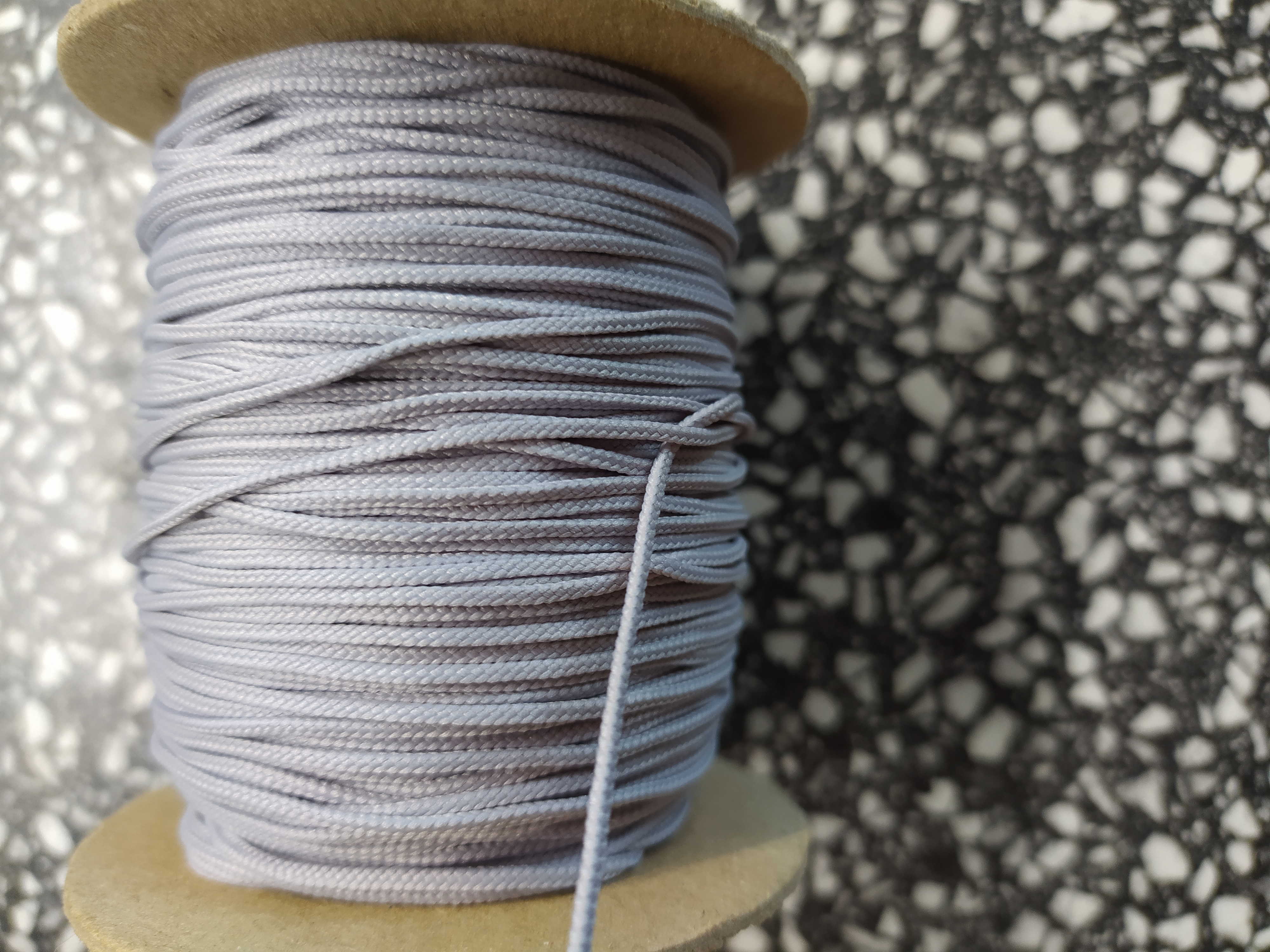 Šňůra bižuterní 1,5 mm microcord stříbřitě šedá