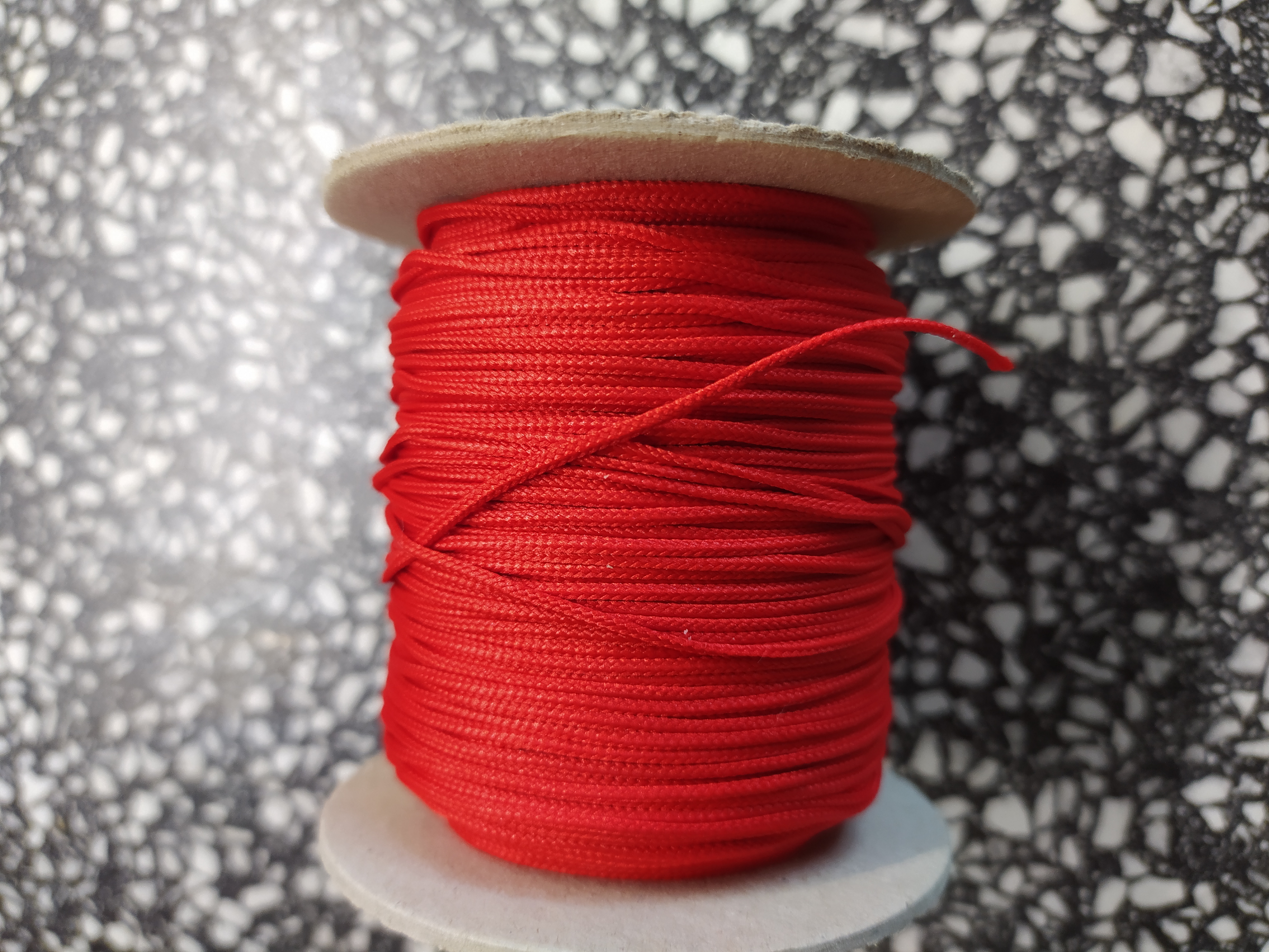 Šňůra bižuterní 1,5 mm microcord červená