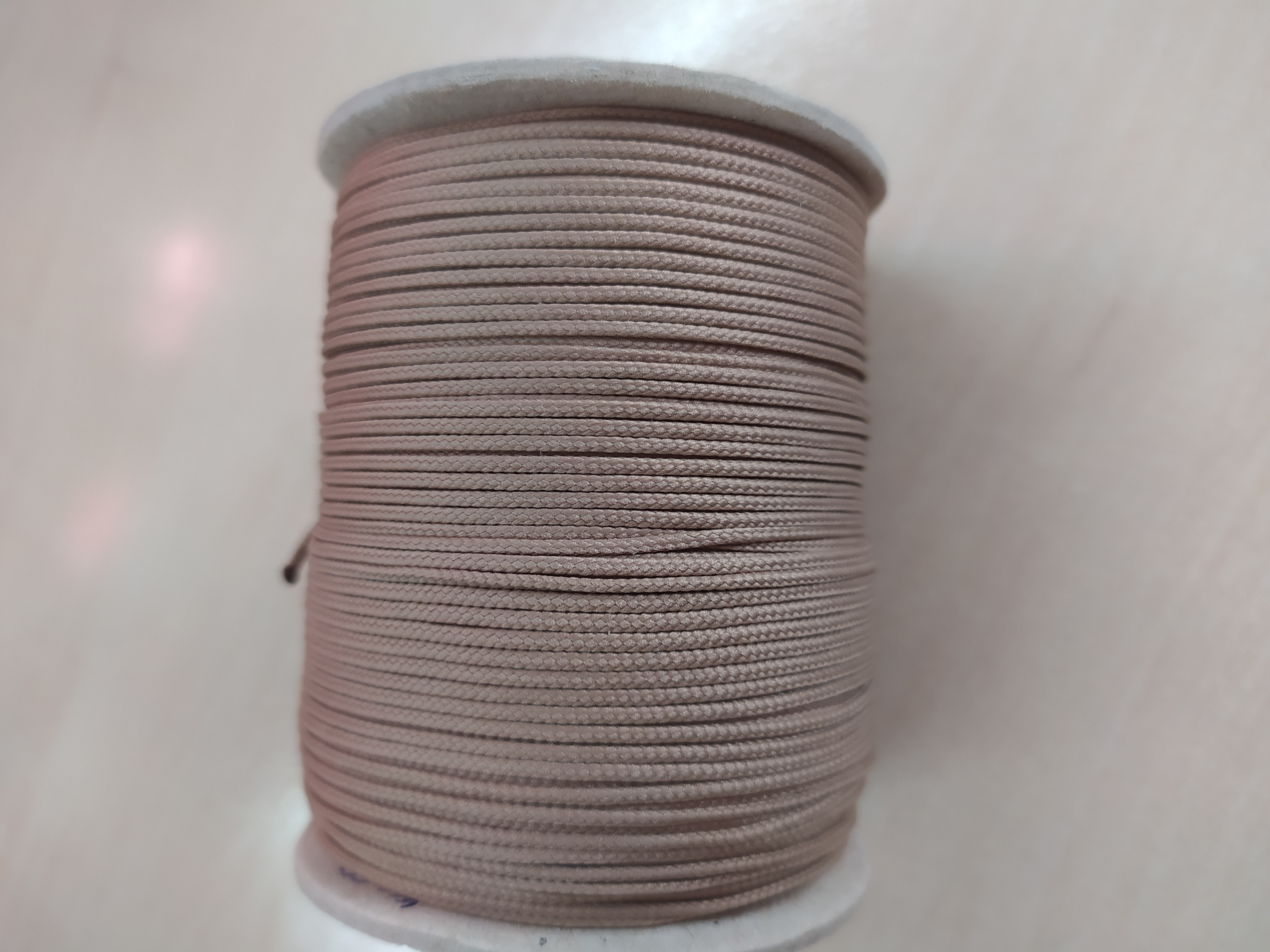 Šňůra bižuterní 1,5 mm microcord tmavě béžová (francouzská hnědá) 100 m