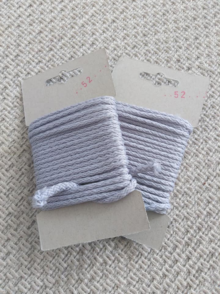 Šňůra oděvní polyesterová 4 mm karta 5 m stříbřitě šedá