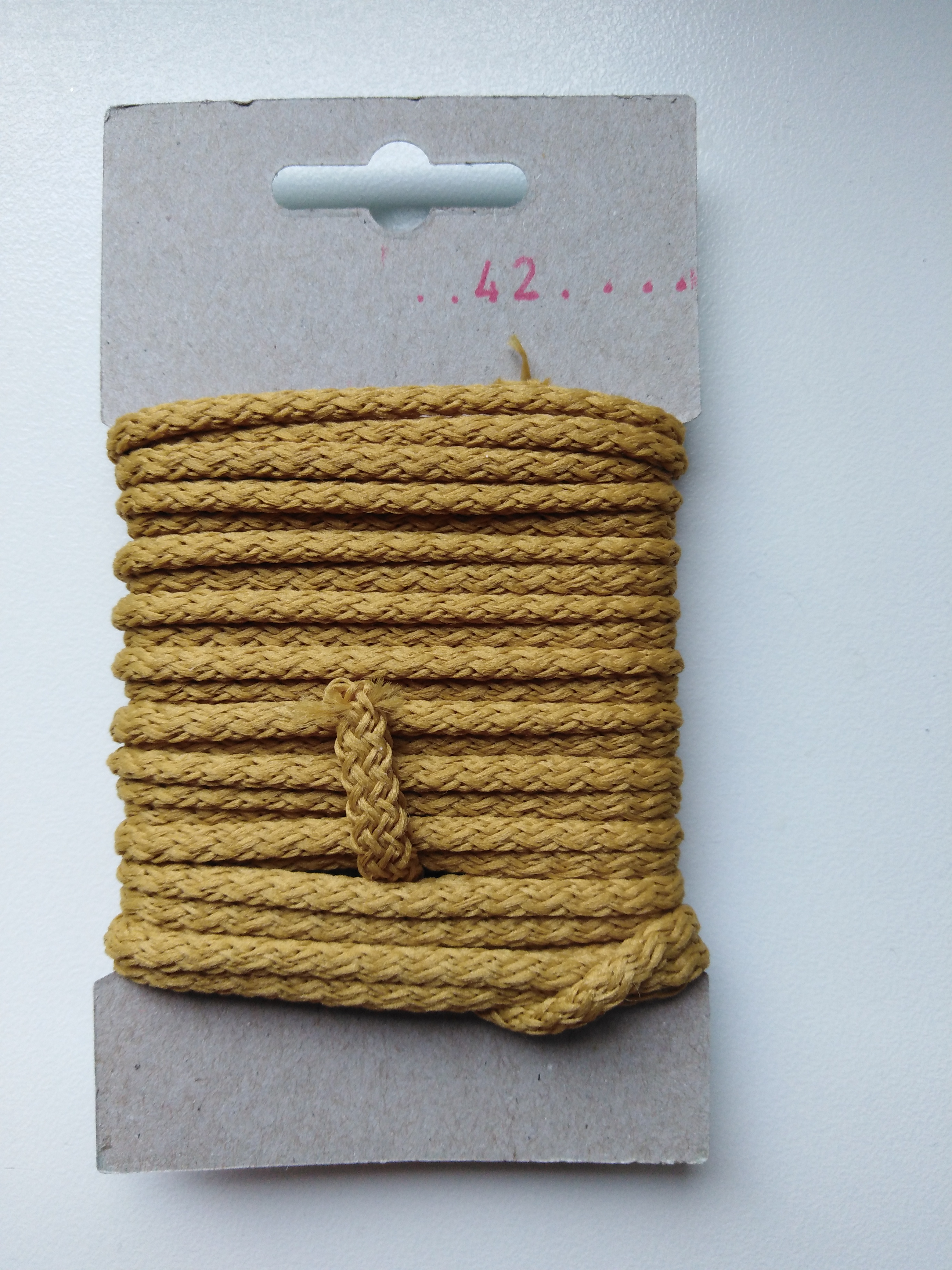 Šňůra oděvní polyesterová 4 mm 5 m starozlatá