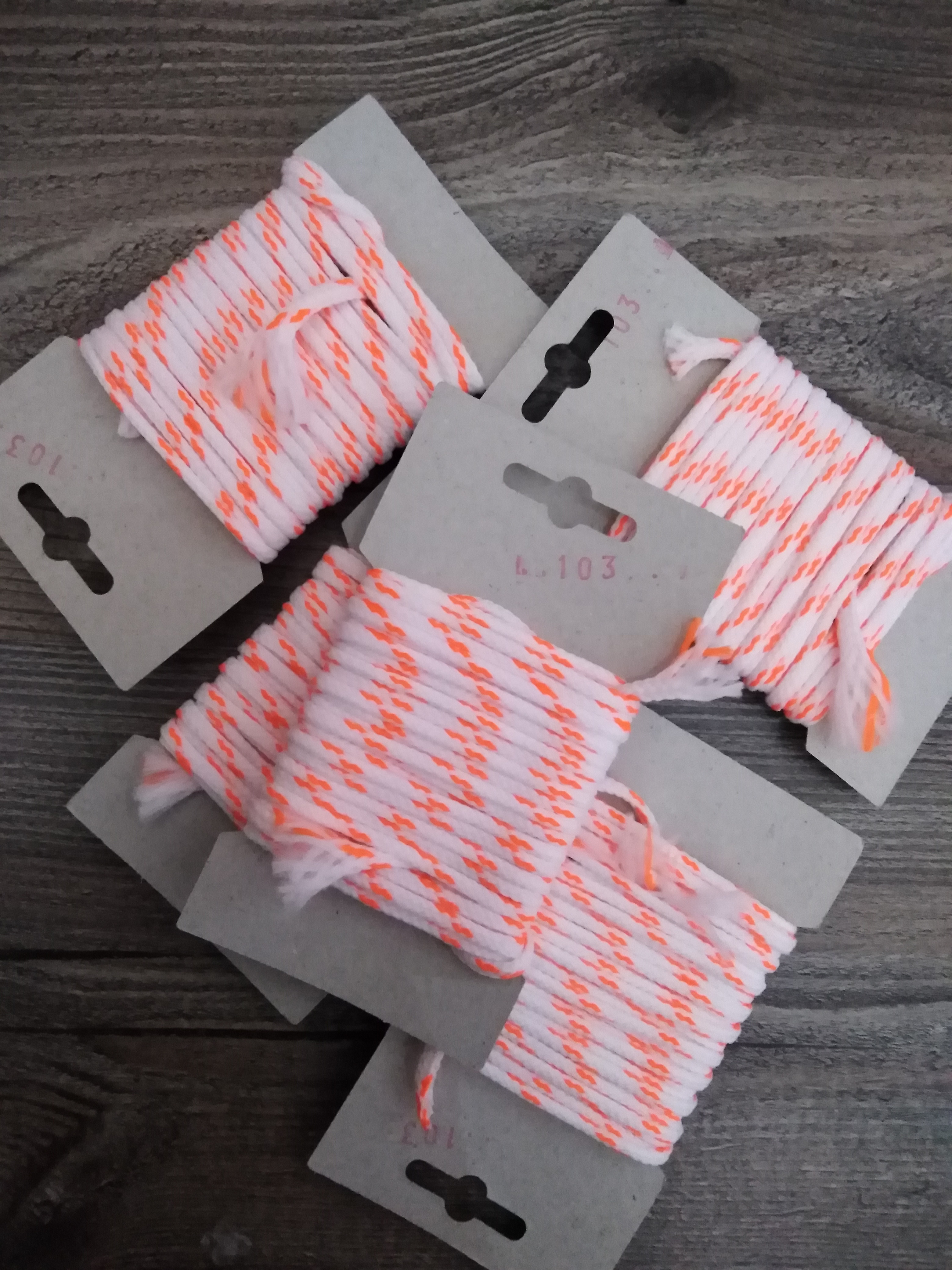 Šňůra oděvní polyesterová 4 mm karta 5 m bílá-reflexní oranžová