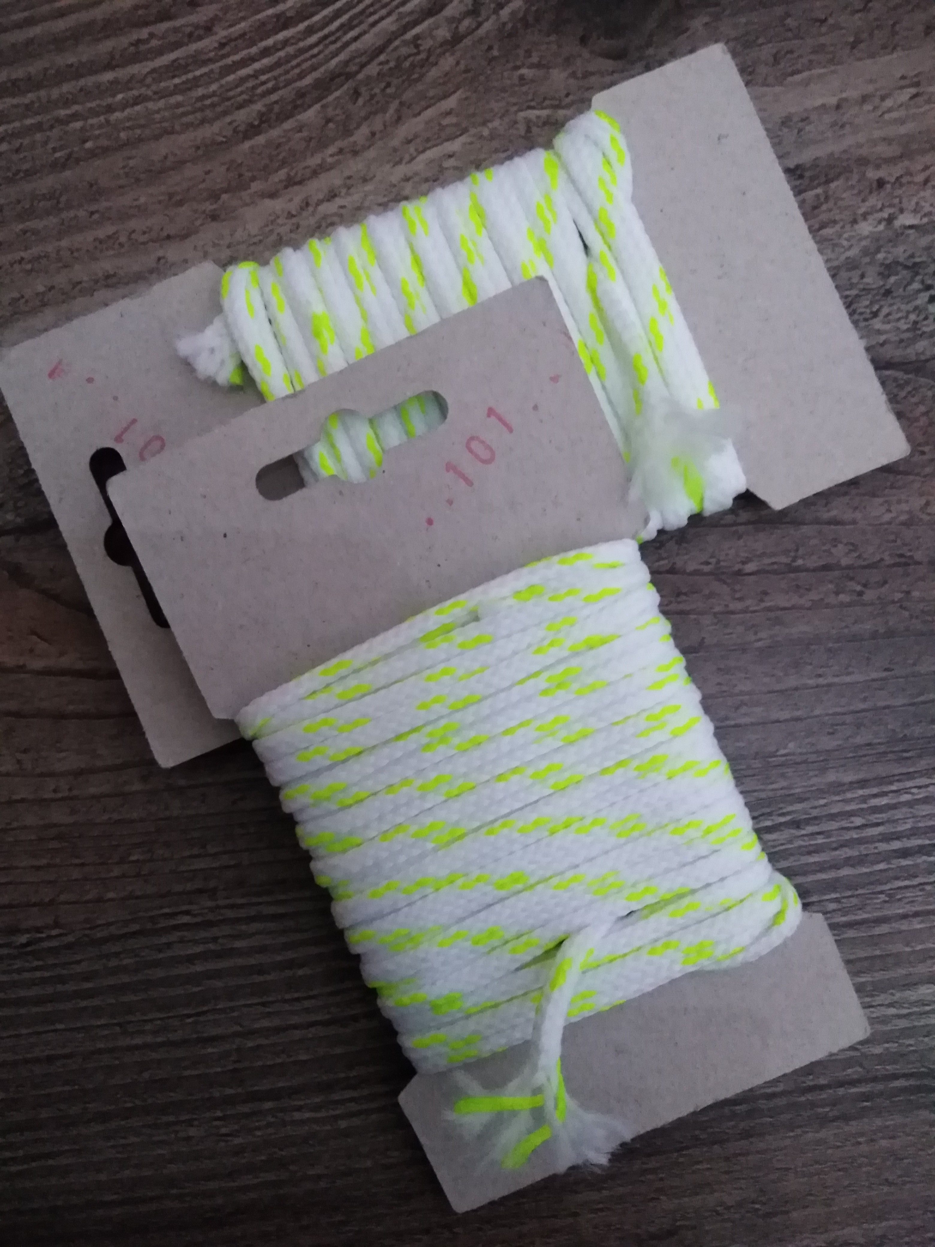 Šňůra oděvní polyesterová 4 mm karta 5 m bílá-reflexní žlutá