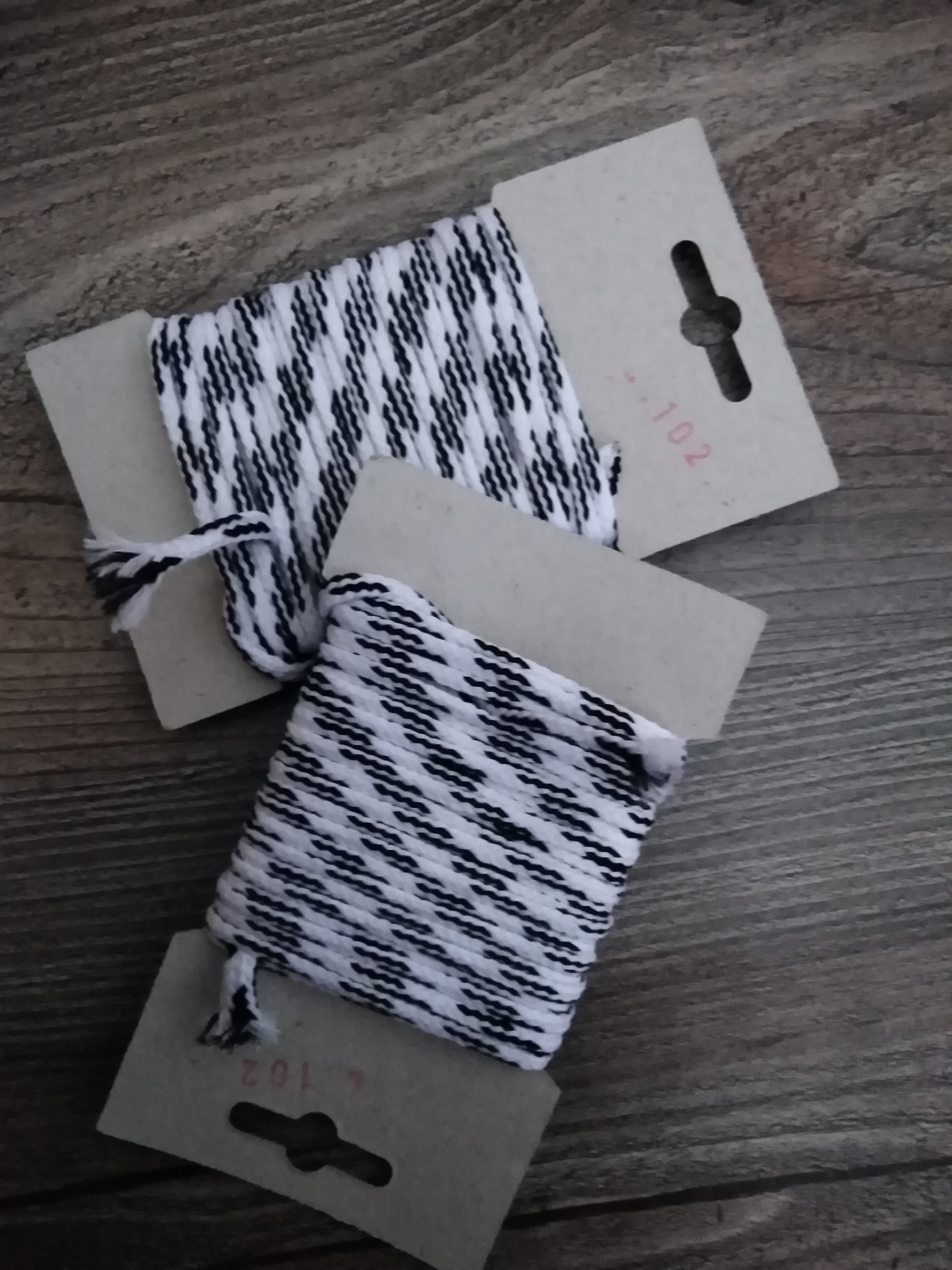 Šňůra oděvní polyesterová 4 mm karta 5 m bílá-černá