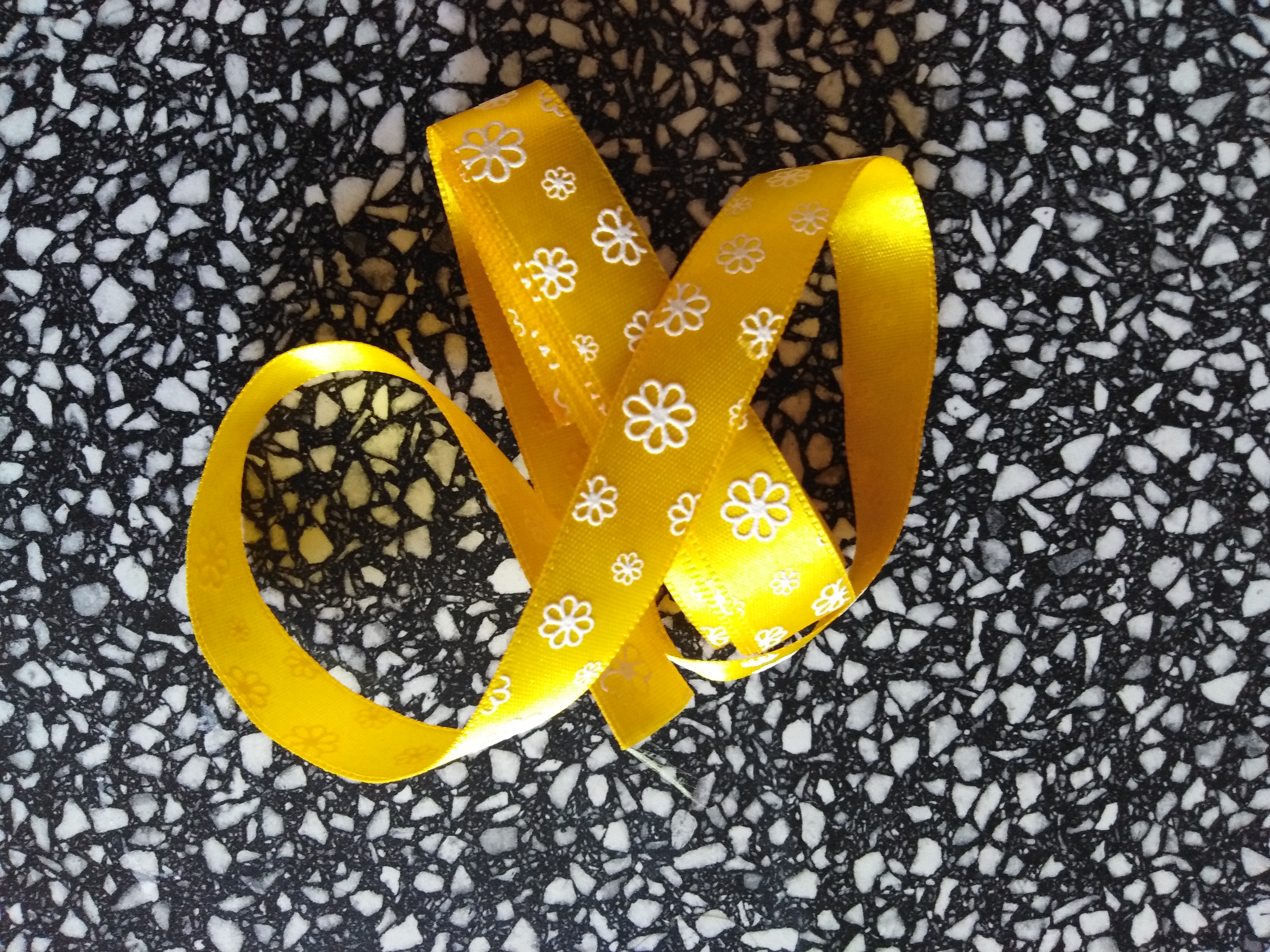 Stuha atlasová s tiskem 15 mm žlutá