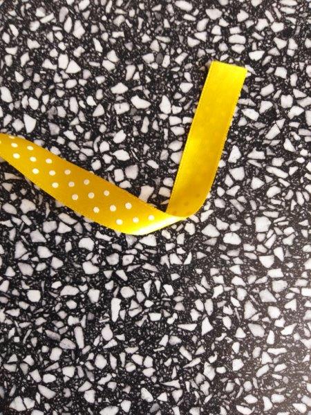 Stuha atlasová 15 mm puntík žlutá