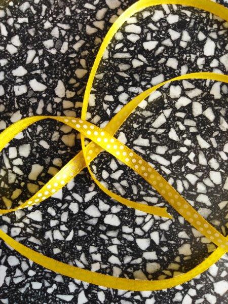 Stuha saténová 6 mm puntík žlutá