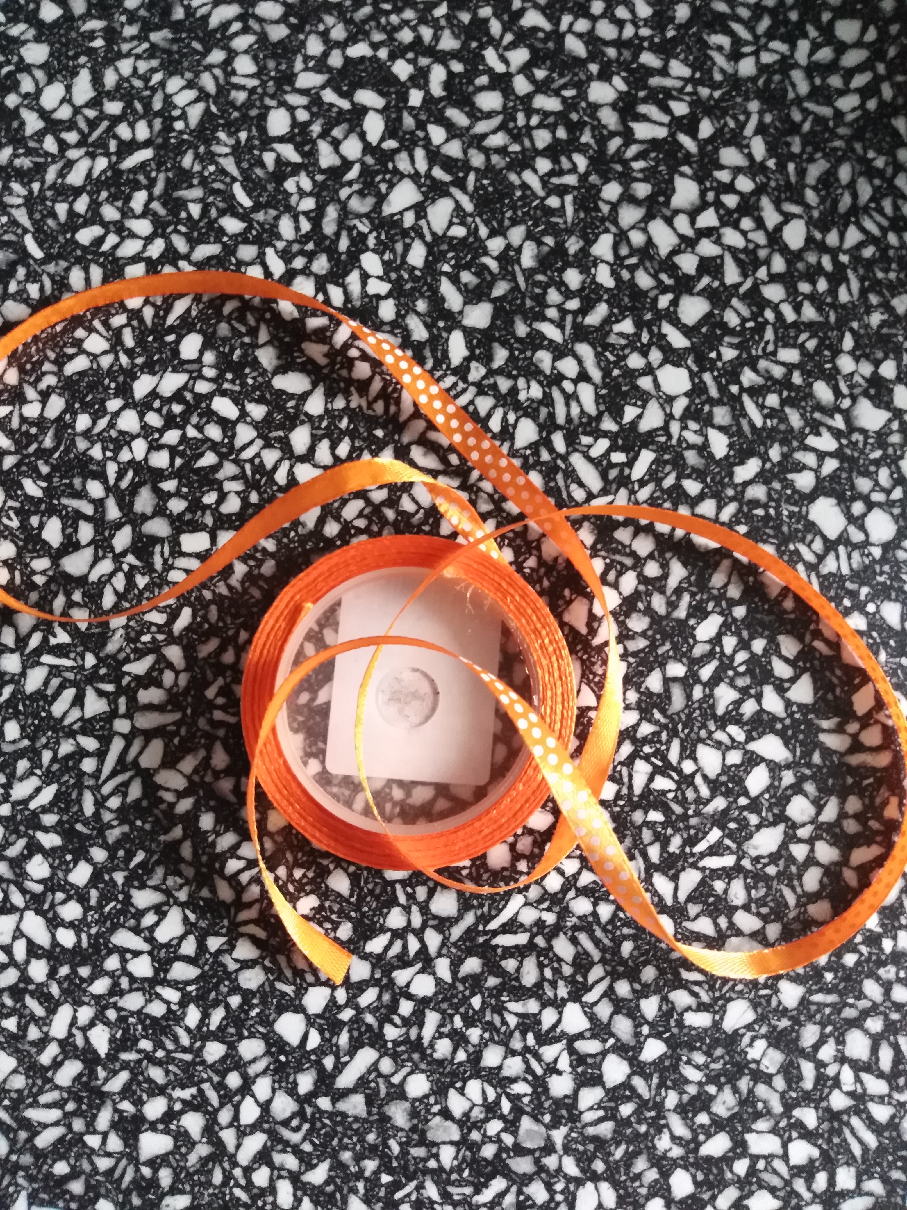 Stuha saténová 6 mm puntík oranžová