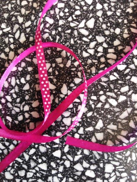 Stuha saténová 6 mm puntík cyklámen