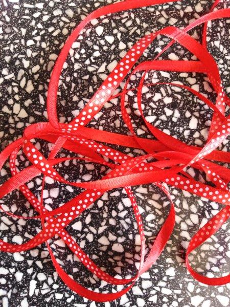 Stuha saténová 6 mm puntík červená