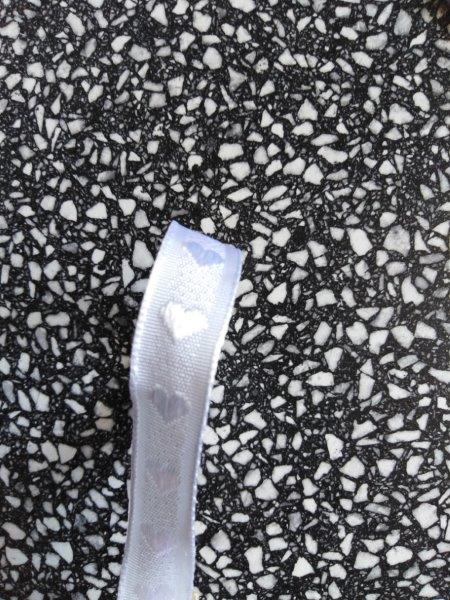 Stuha ozdobná srdíčka 15 mm bílá