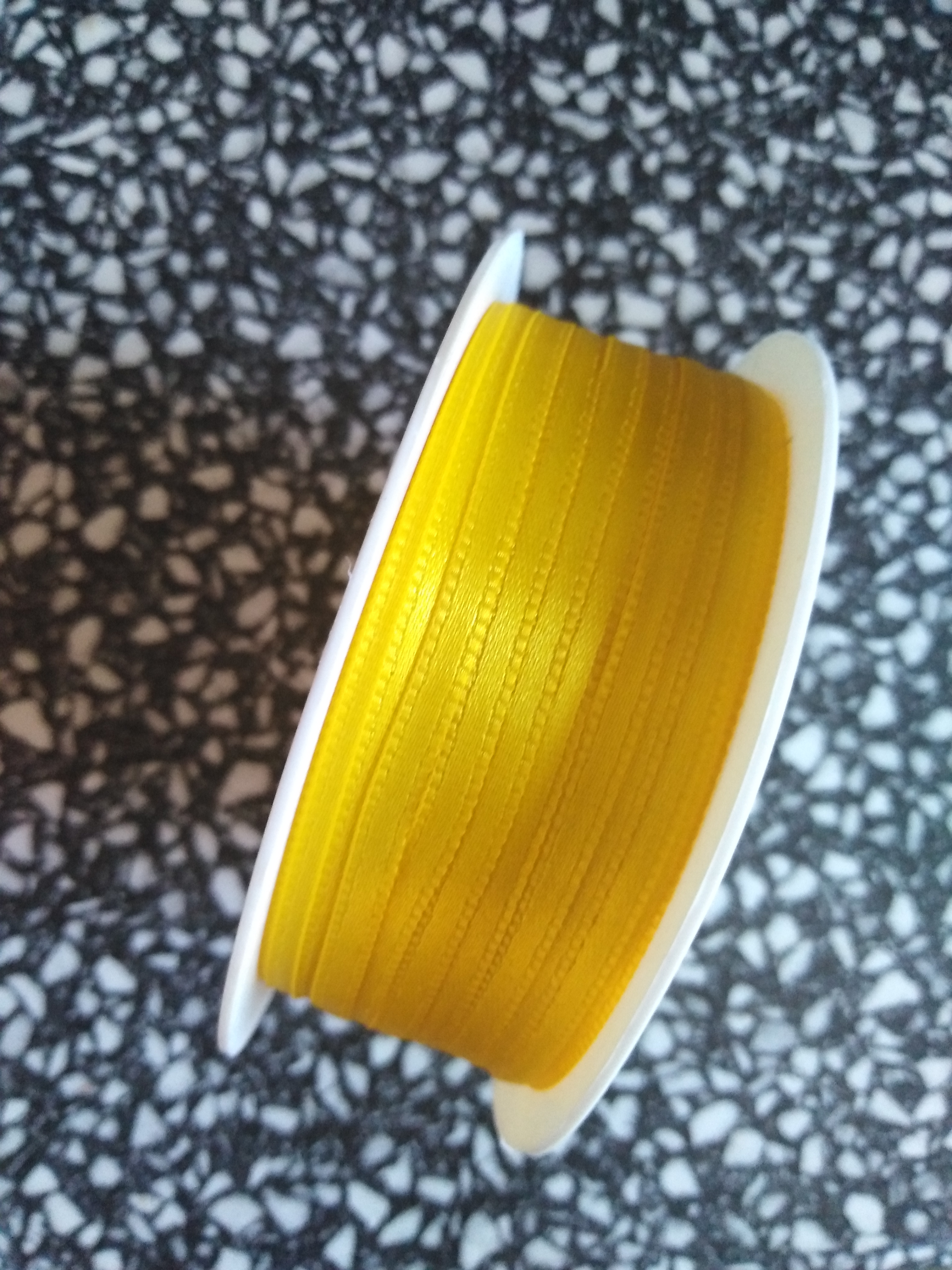 Stuha saténová 3 mm žlutá