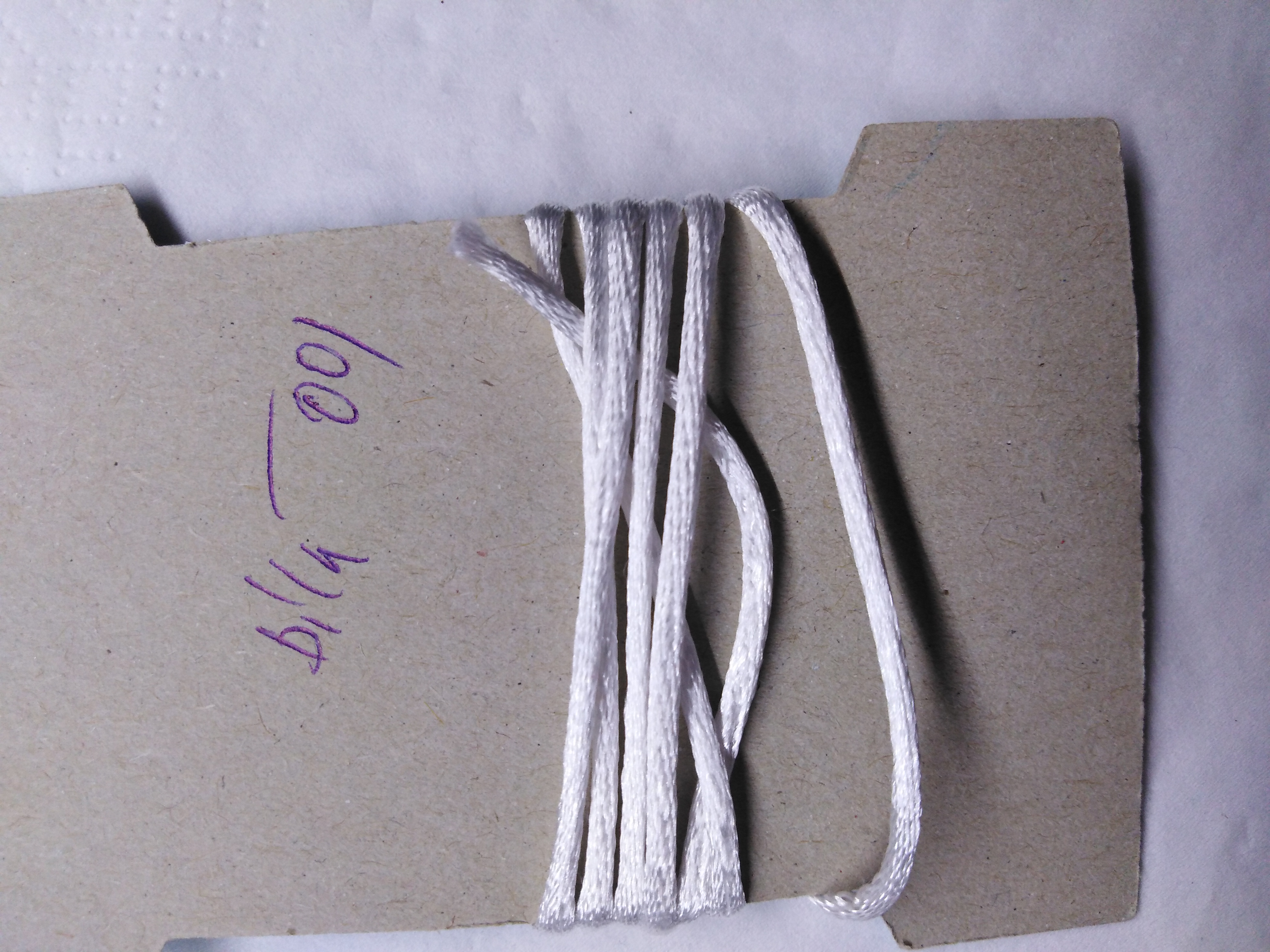 Šňůrka atlasová 2 mm bílá