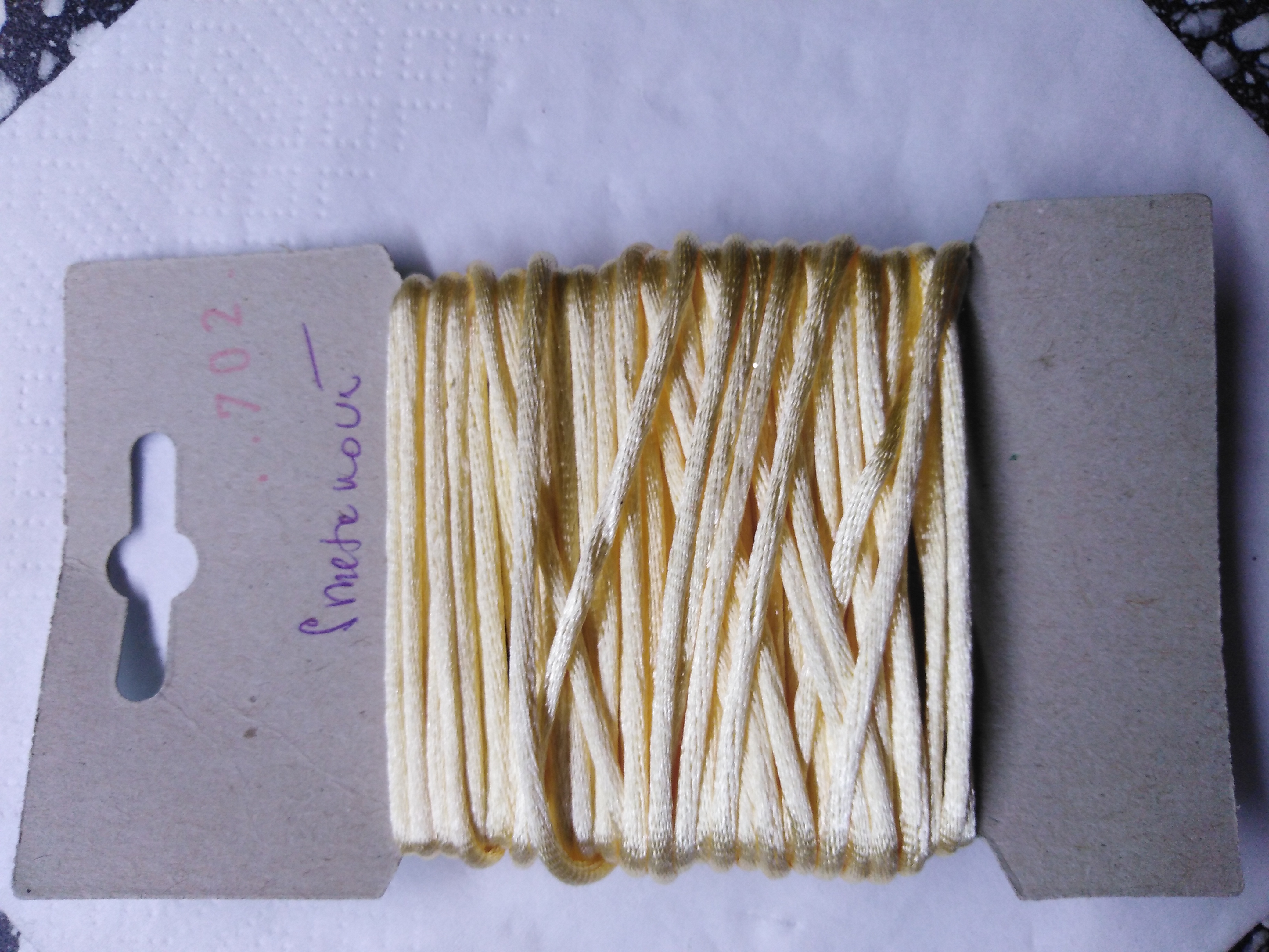 Šňůrka atlasová 2 mm smetanová