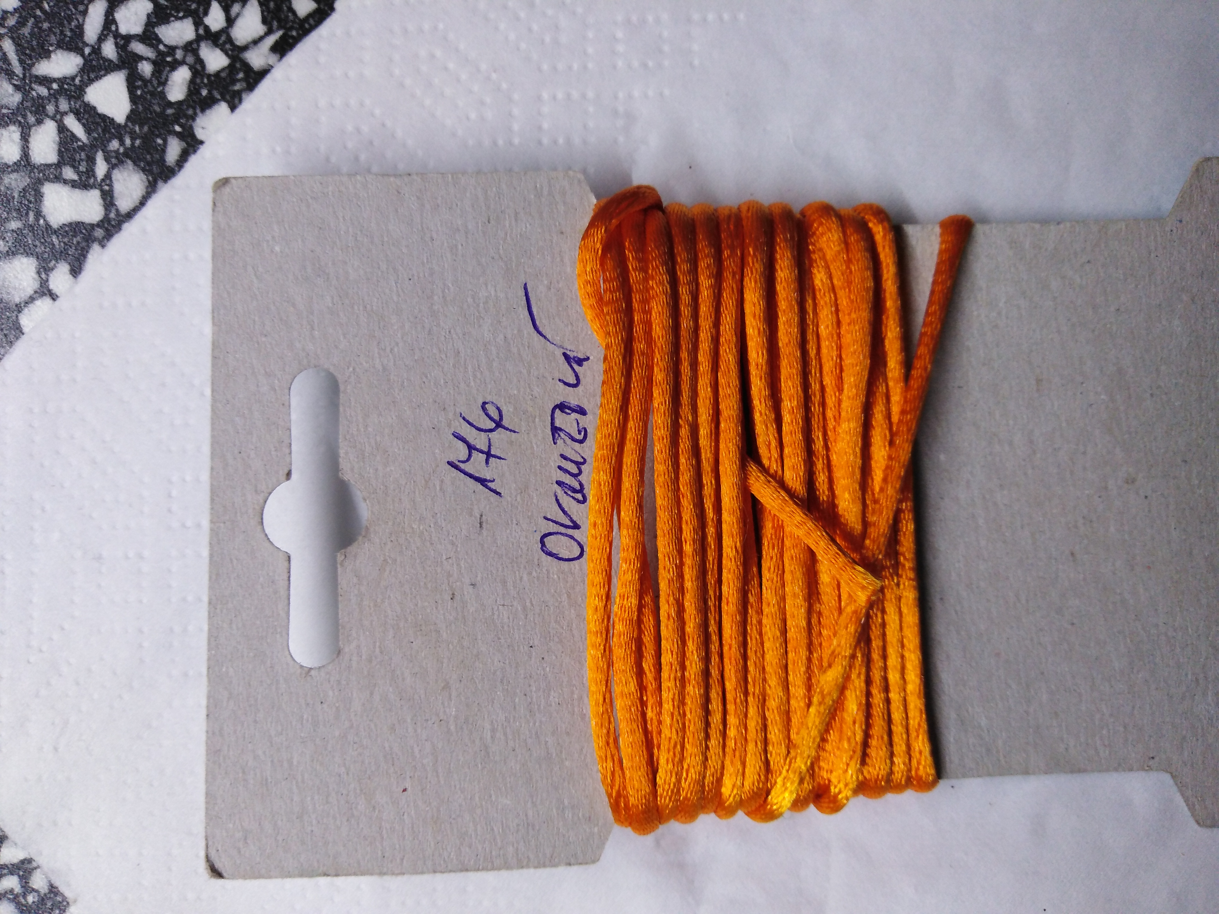 Šňůrka atlasová 2 mm oranžová