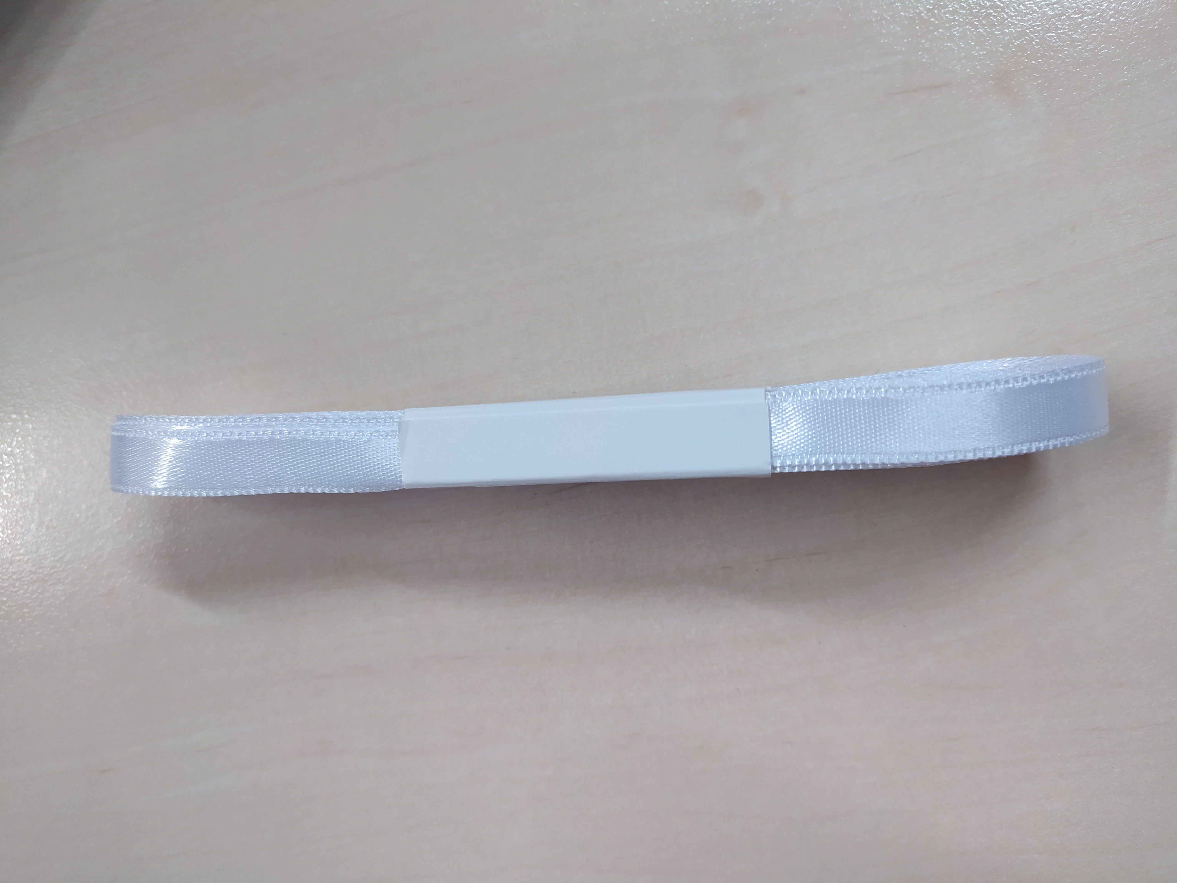 Stuha atlasová oboulící 10 mm bílá