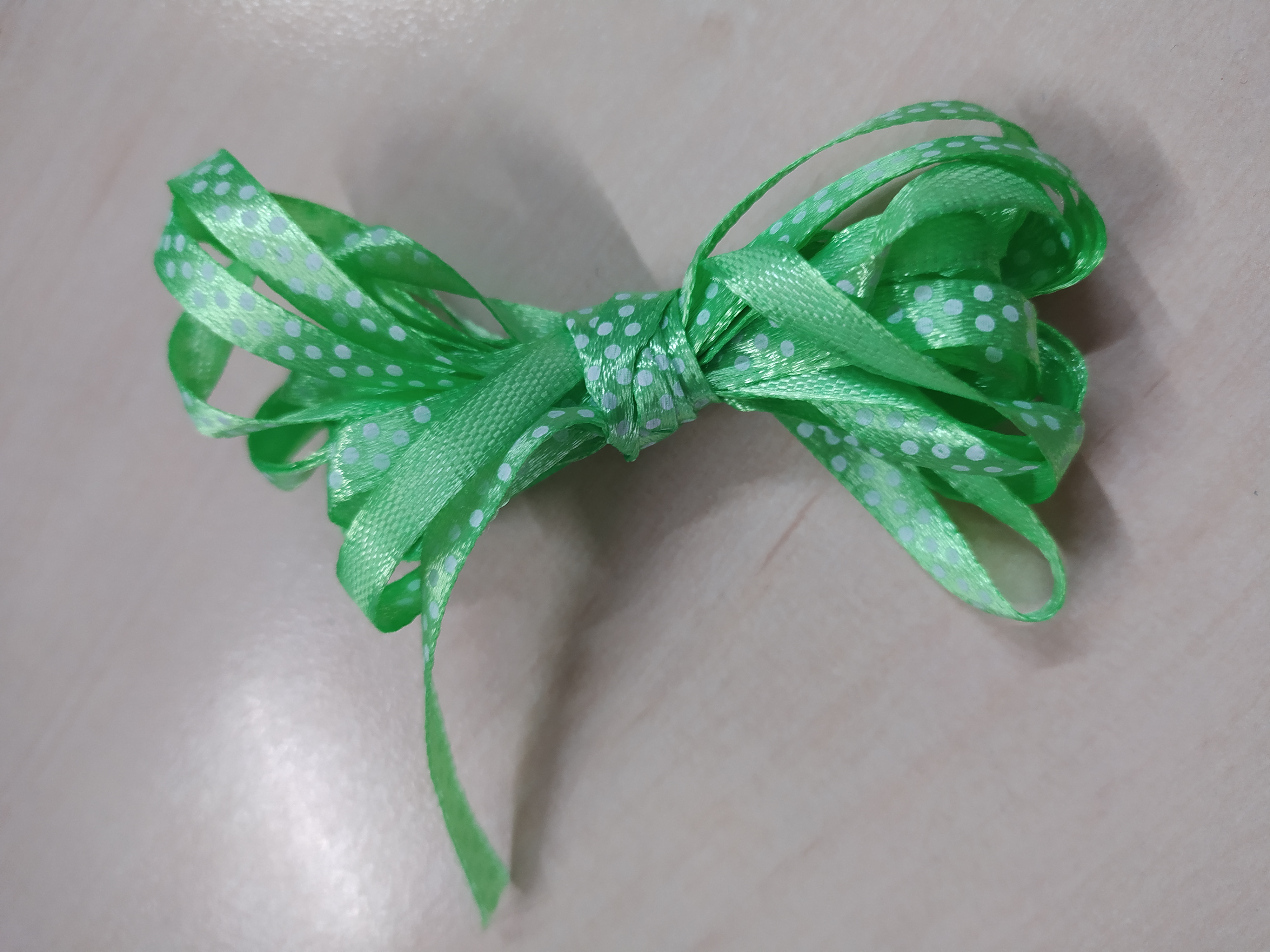 Stuha saténová 6 mm puntík zelená