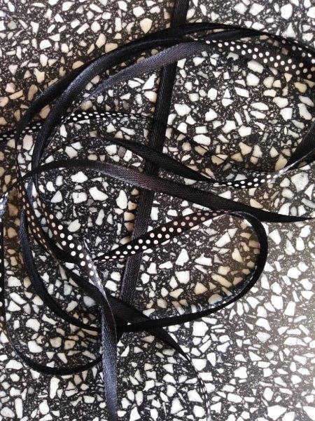 Stuha saténová 6 mm puntík černá