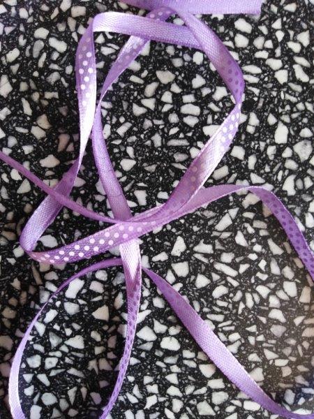 Stuha saténová 6 mm puntík fialová