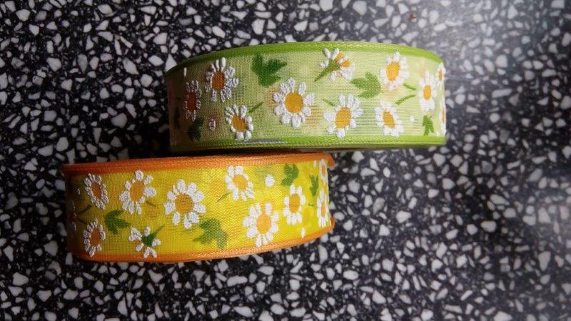 Stuha s drátem 25 mm plastický tisk žlutá