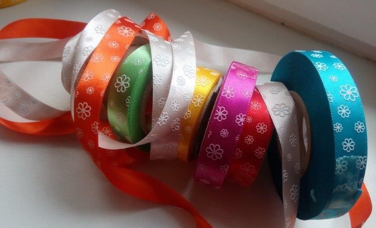 Stuha atlasová s tiskem 15 mm červená