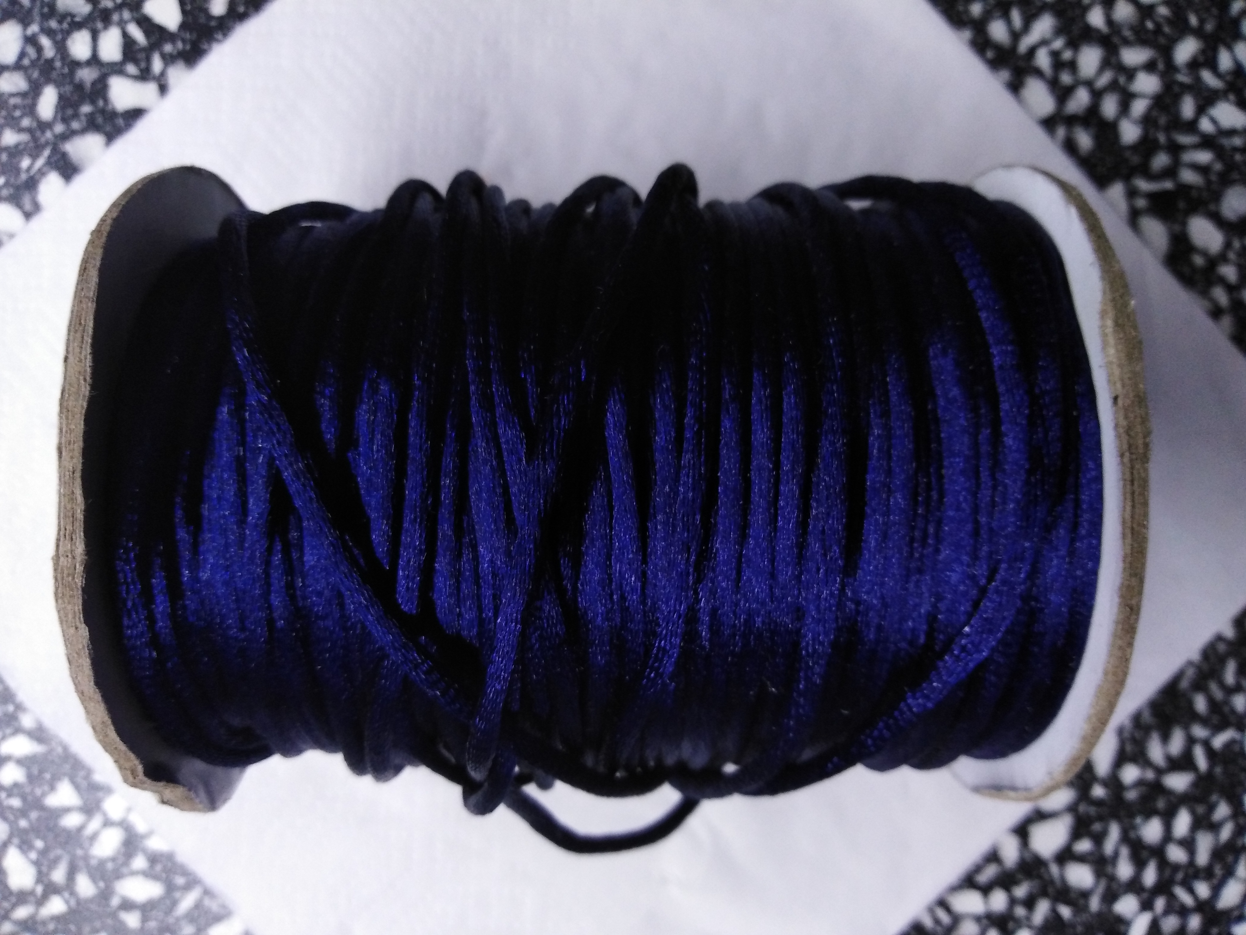 Šňůrka atlasová 2 mm tmavě modrá