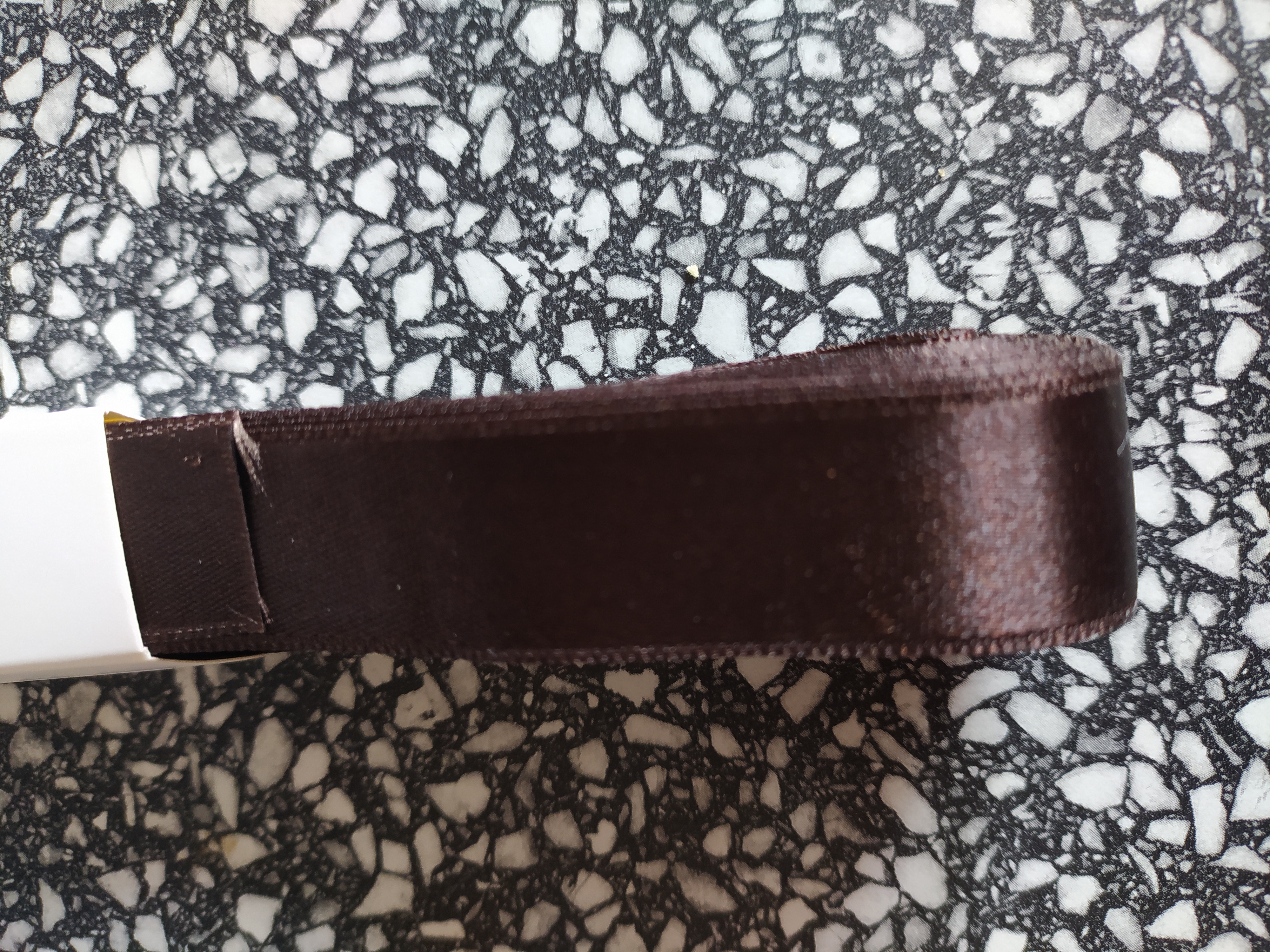 Stuha atlasová oboulící 20 mm tmavě hnědá