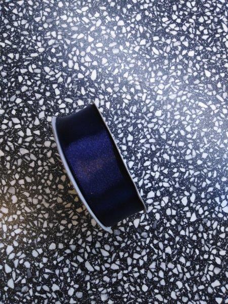 Stuha atlasová jednolící 25 mm tmavě modrá