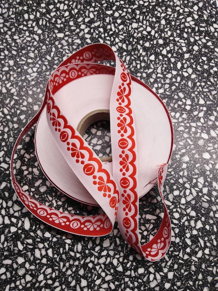 Stuha zoubková 20 mm červená