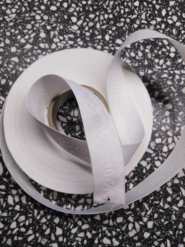 Stuha zoubková 20 mm bílá