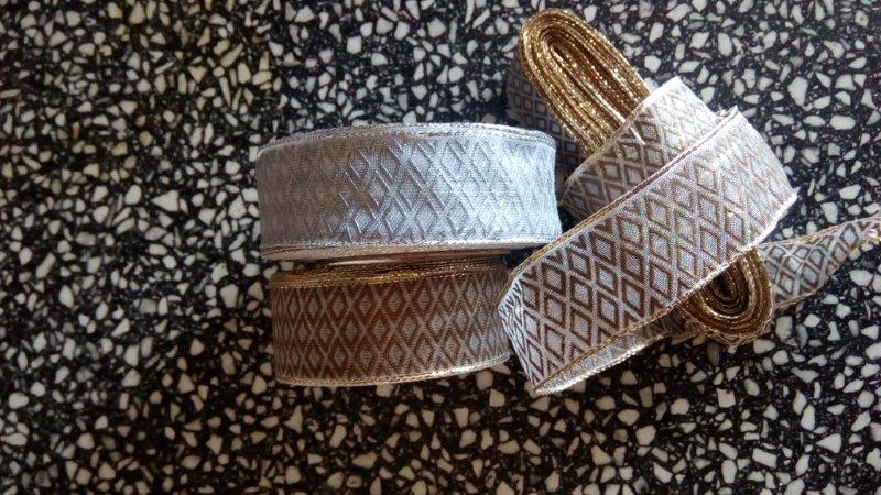 Stuha ozdobná s drátem 25 mm stříbrná