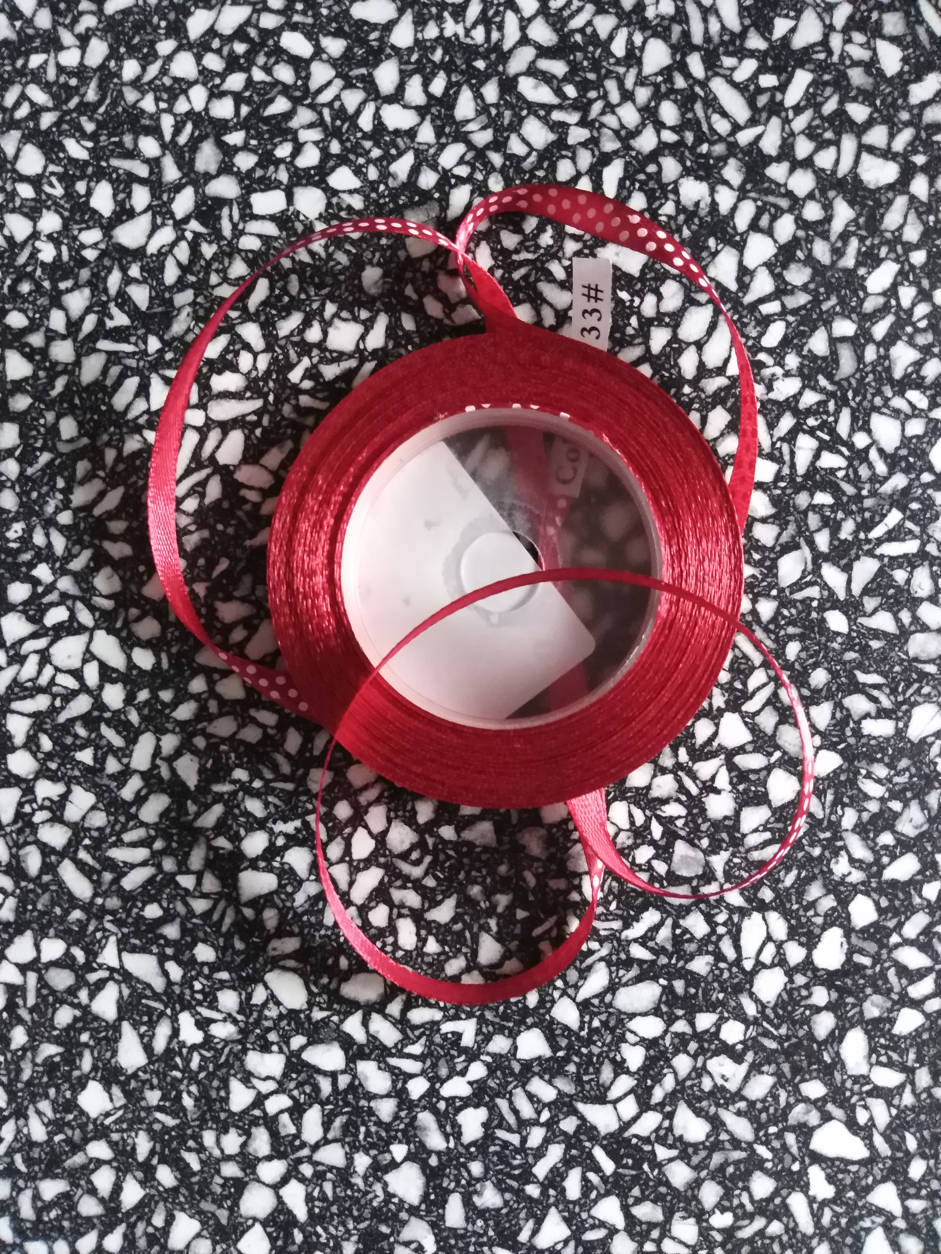 Stuha saténová 6 mm puntík vínová