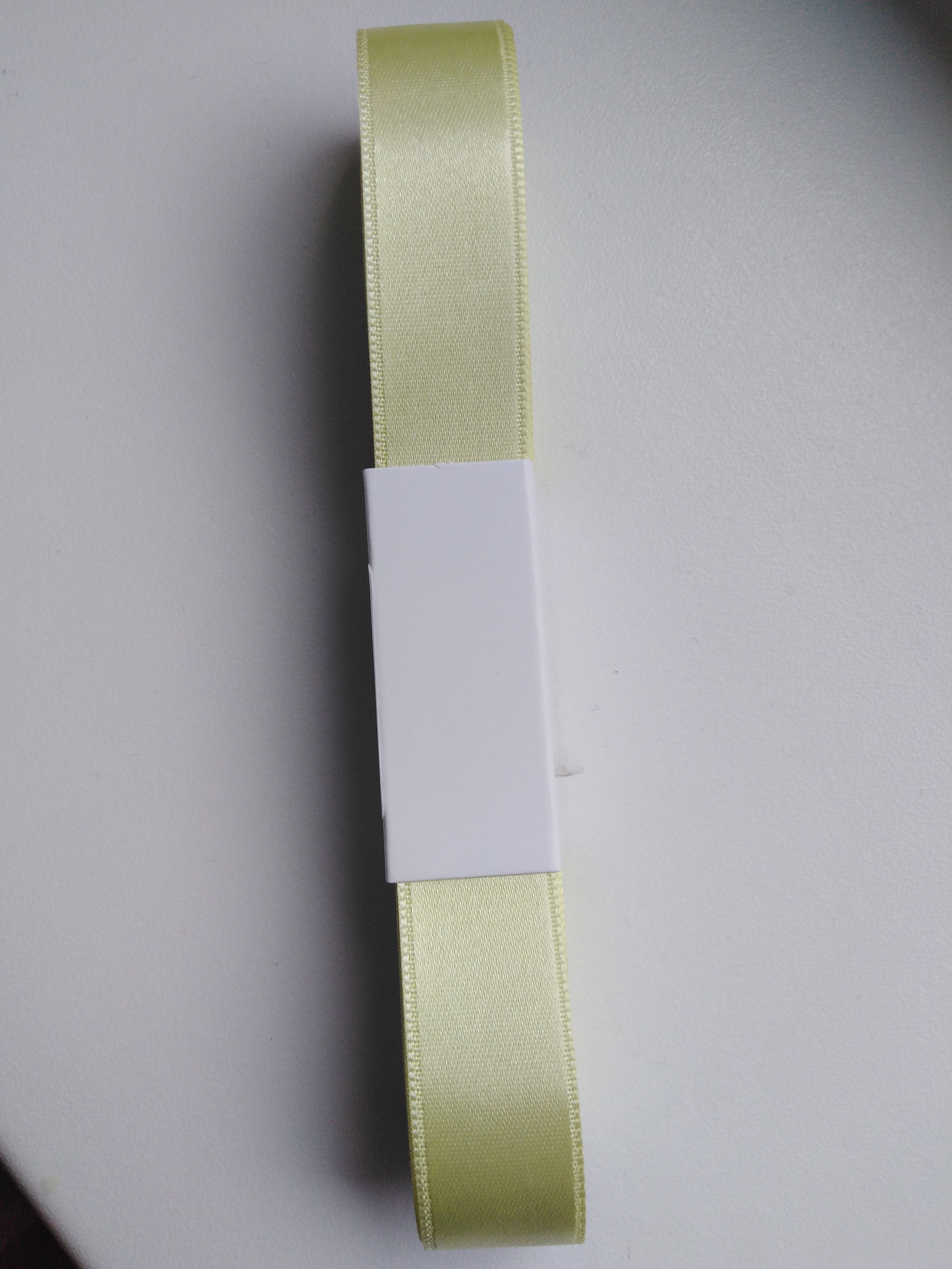 Stuha atlasová oboulící 20 mm světle žlutá