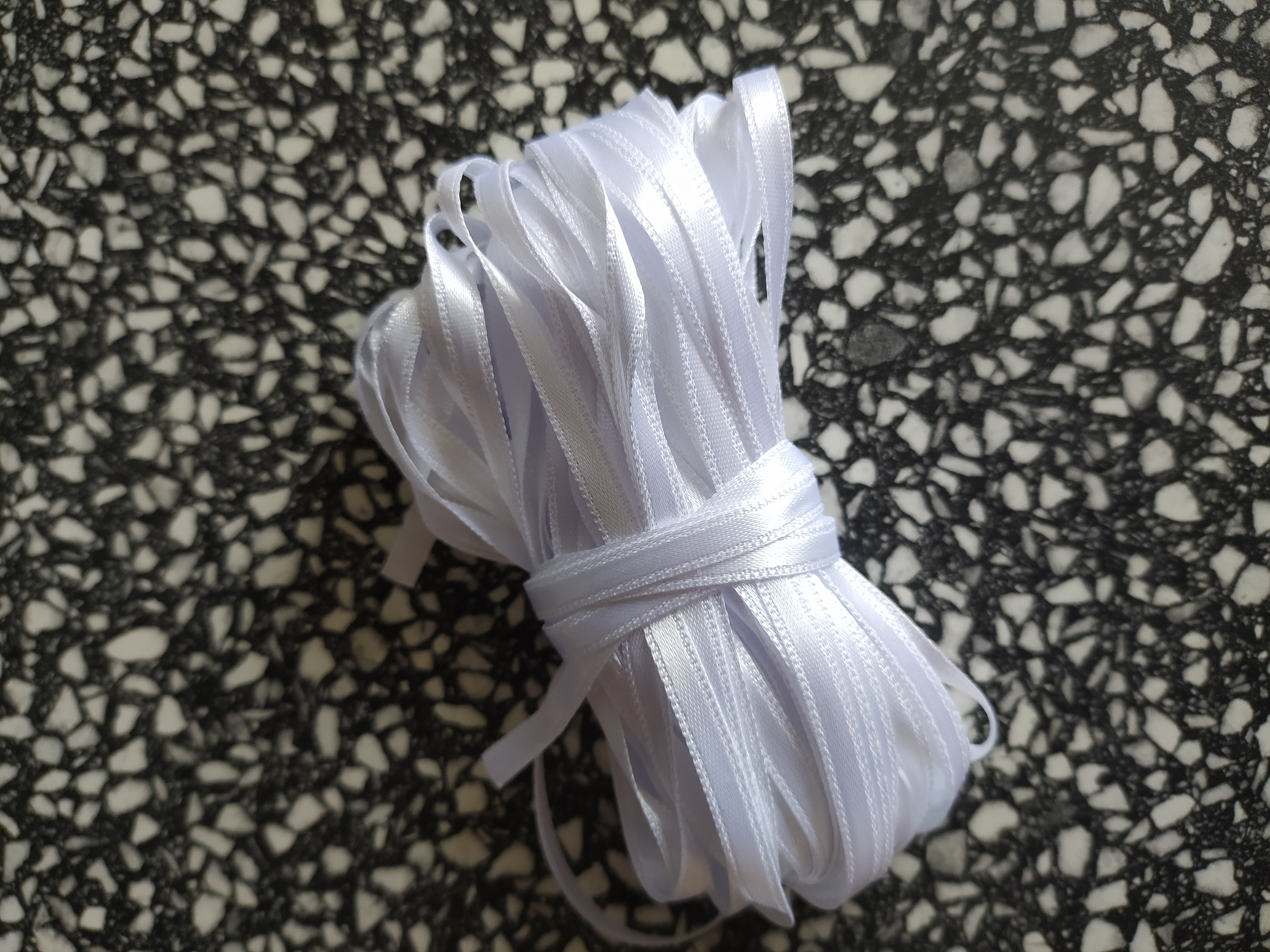 Stuha atlasová oboulící 6 mm bílá